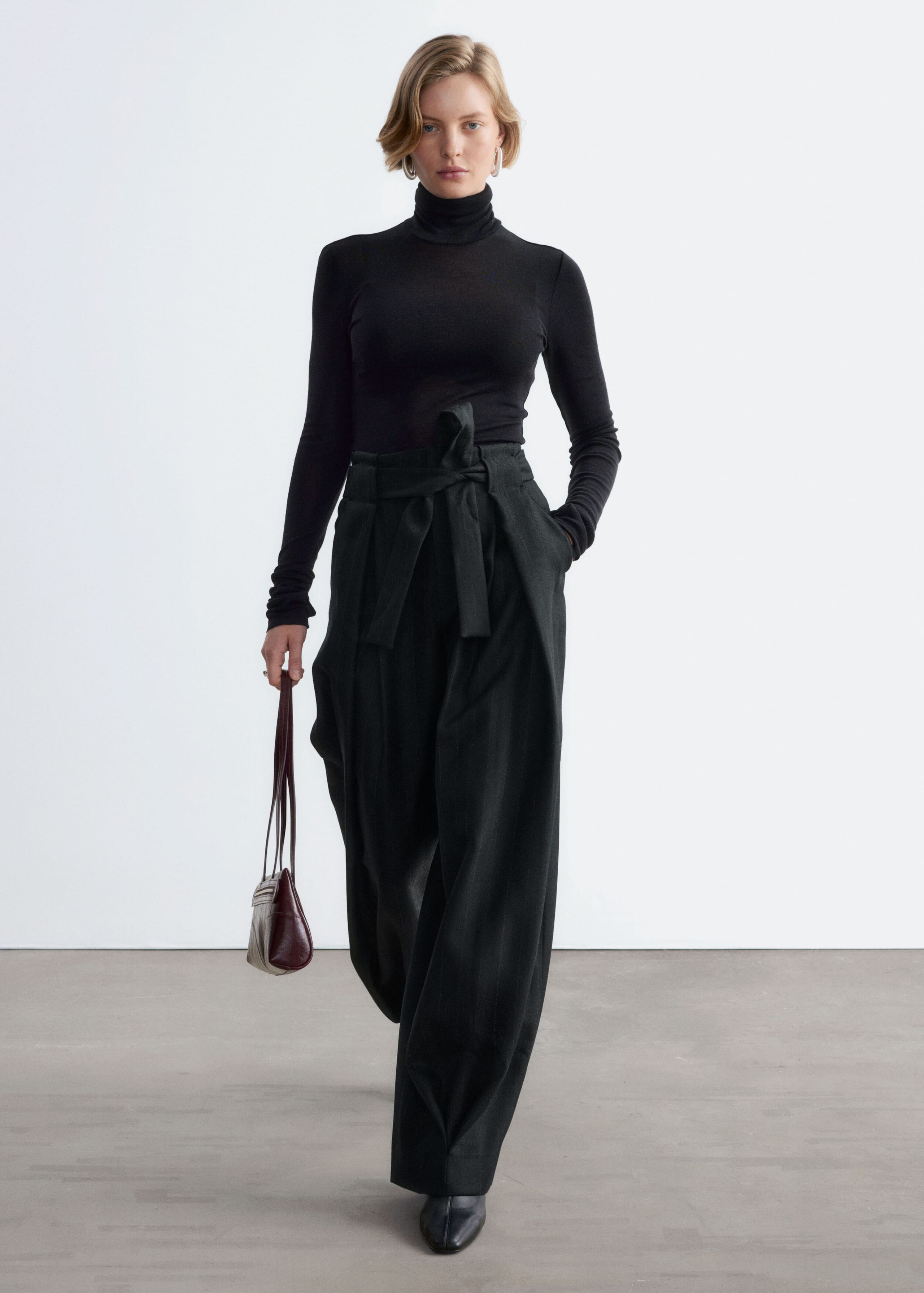 Paperbag-Hose aus Wolle - Schwarz - Lookbook