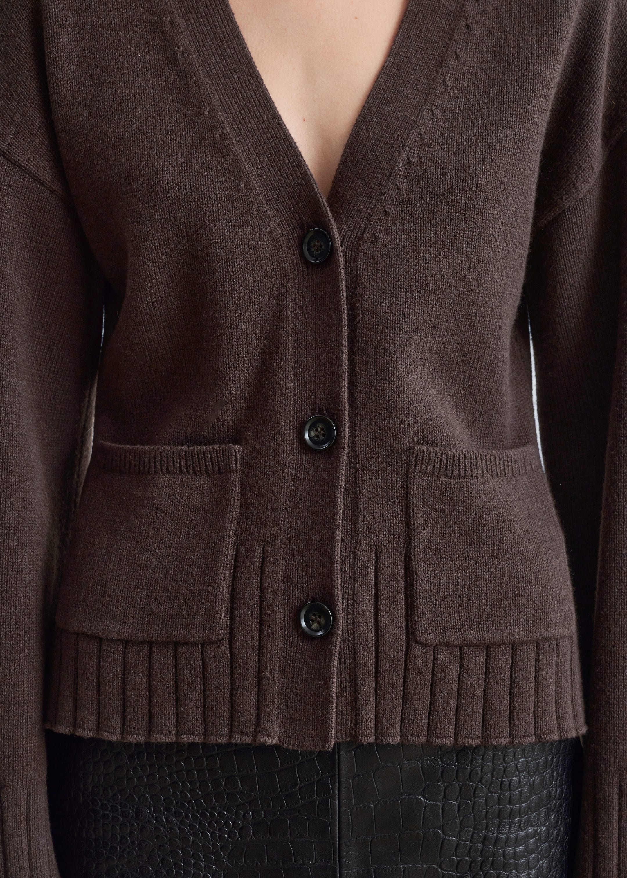 Se større billede: Strikket cardigan med tætsiddende talje - Mørkebrun - DAME | H&M DK 4