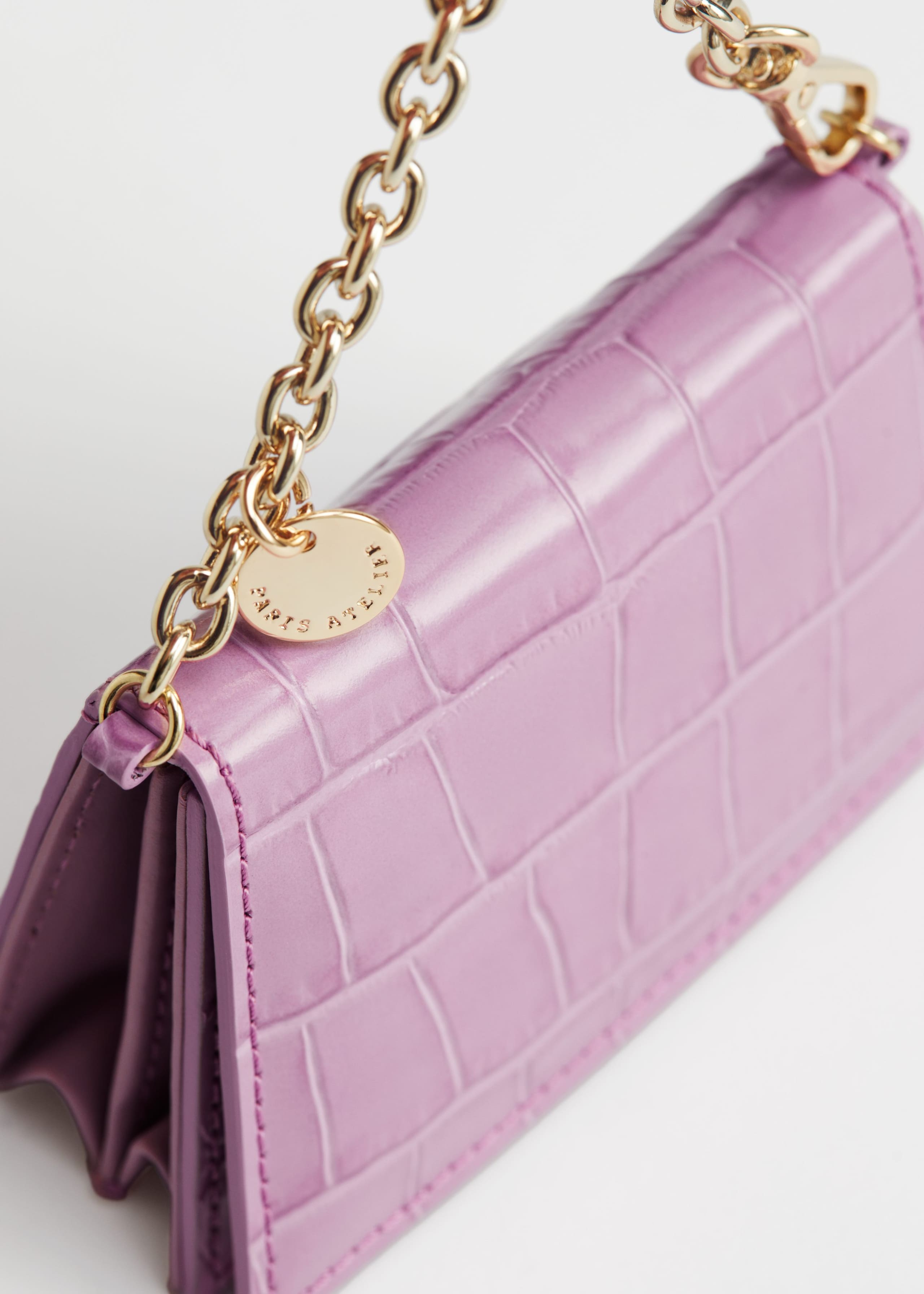 Croc Embossed Leather Chain Wallet - {{variantName}} - Detalle descriptivo