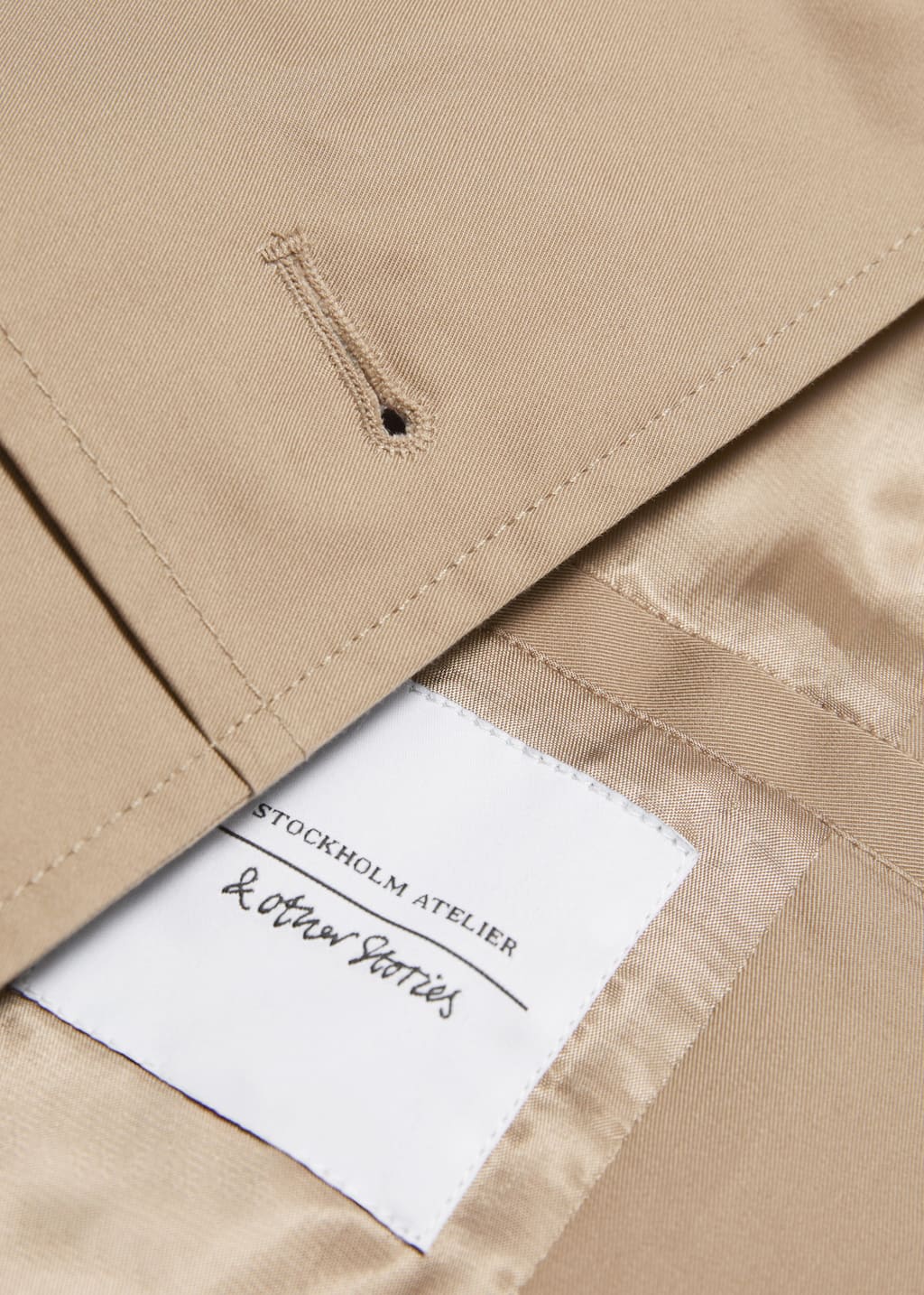 Kurze Trenchcoat-Jacke - {{variantName}} - Beschreibendes Detail