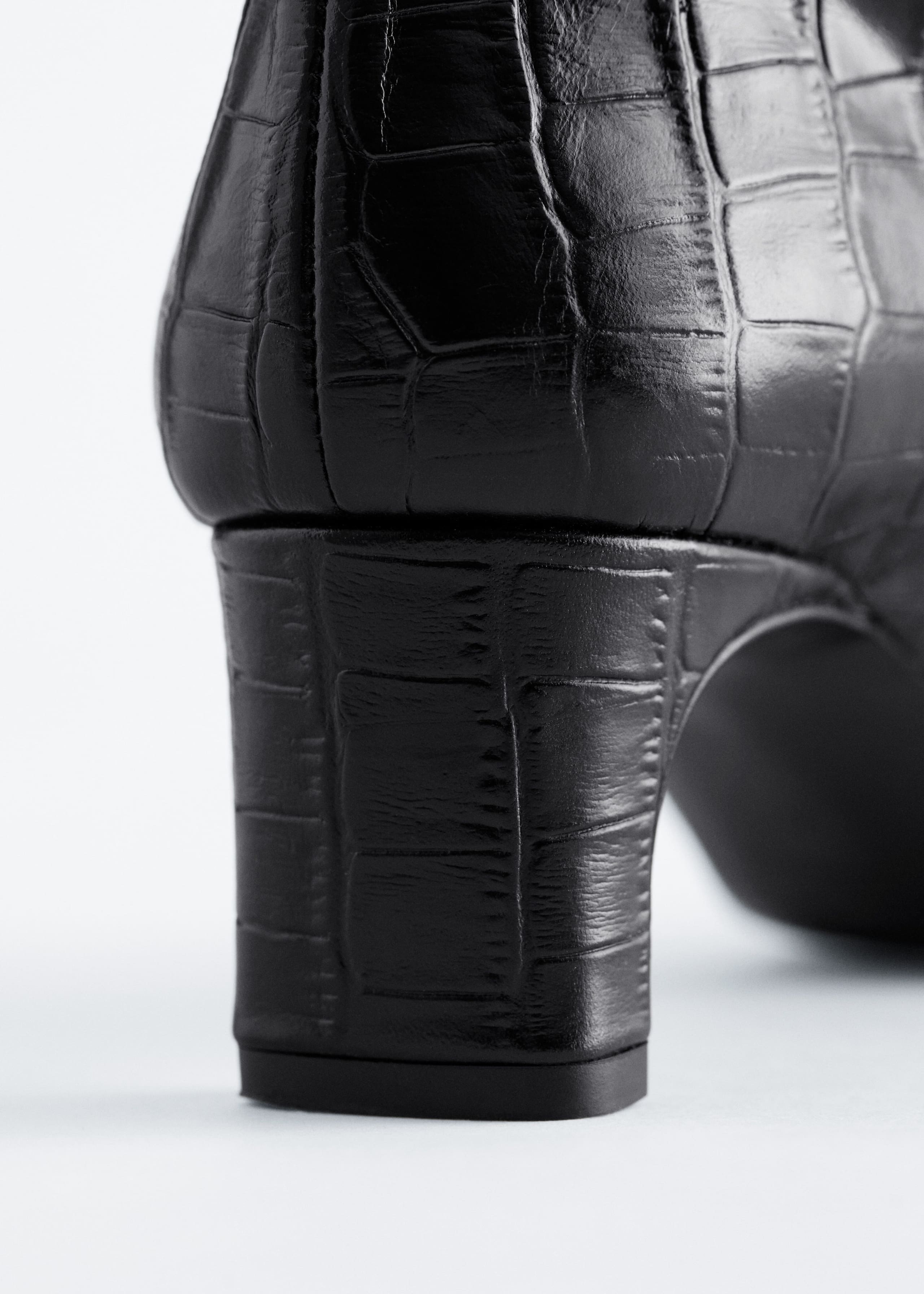 Image of Kniehohe Lederstiefel mit Kitten-Heel