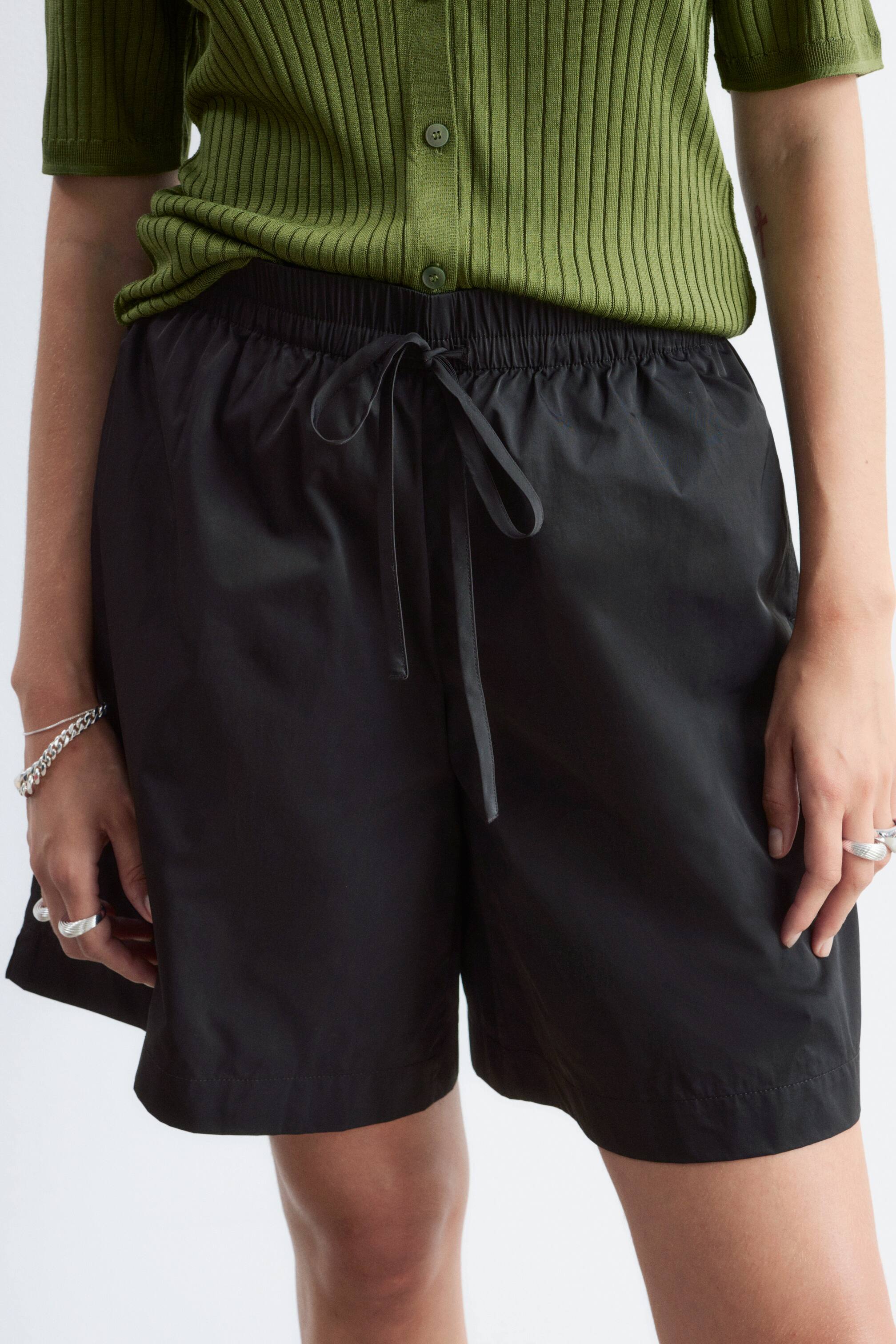 Vezi imaginea mai mare: Pantaloni scurți până la genunchi, cu cordon - Negru - FEMEI | H&M RO 1