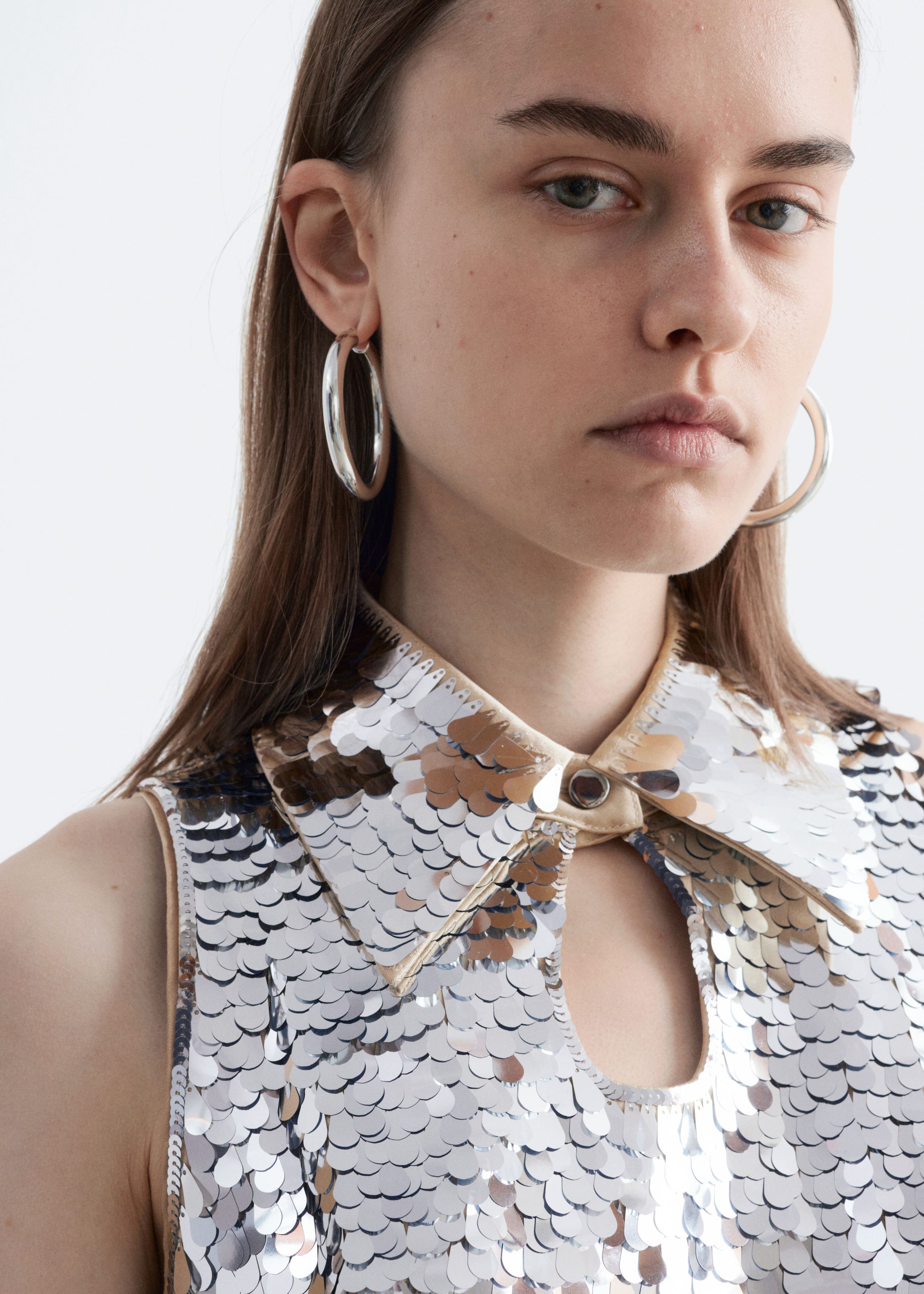 Image of Minikleid mit Pailletten und Schlüssellochkragen 