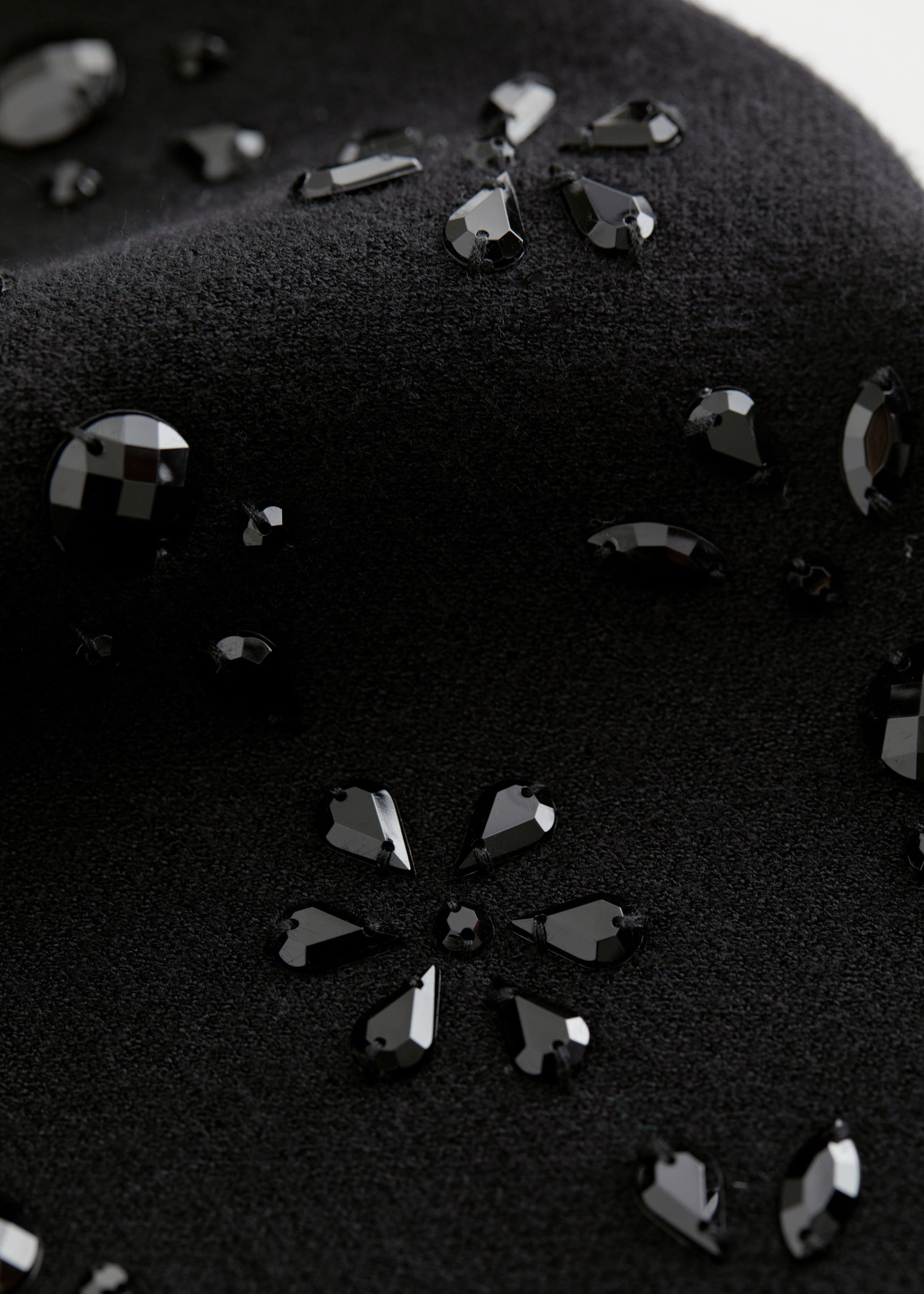 Minikleid mit Perlenverzierung - {{variantName}} - Beschreibendes Detail