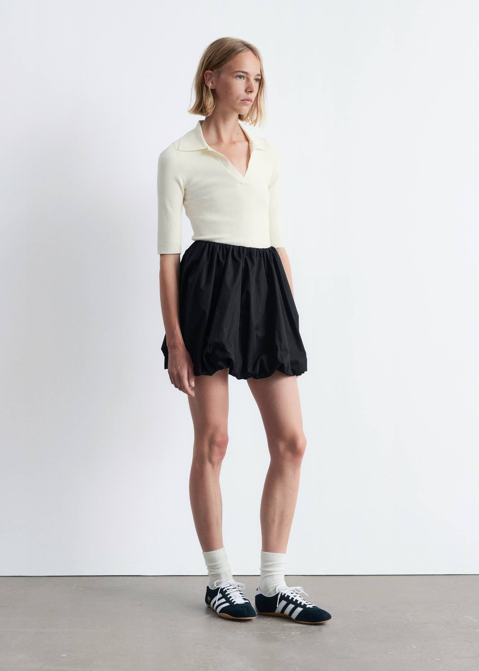 Top z krótkim rękawem i kołnierzykiem - Biały/Ciemnoniebieski - 6