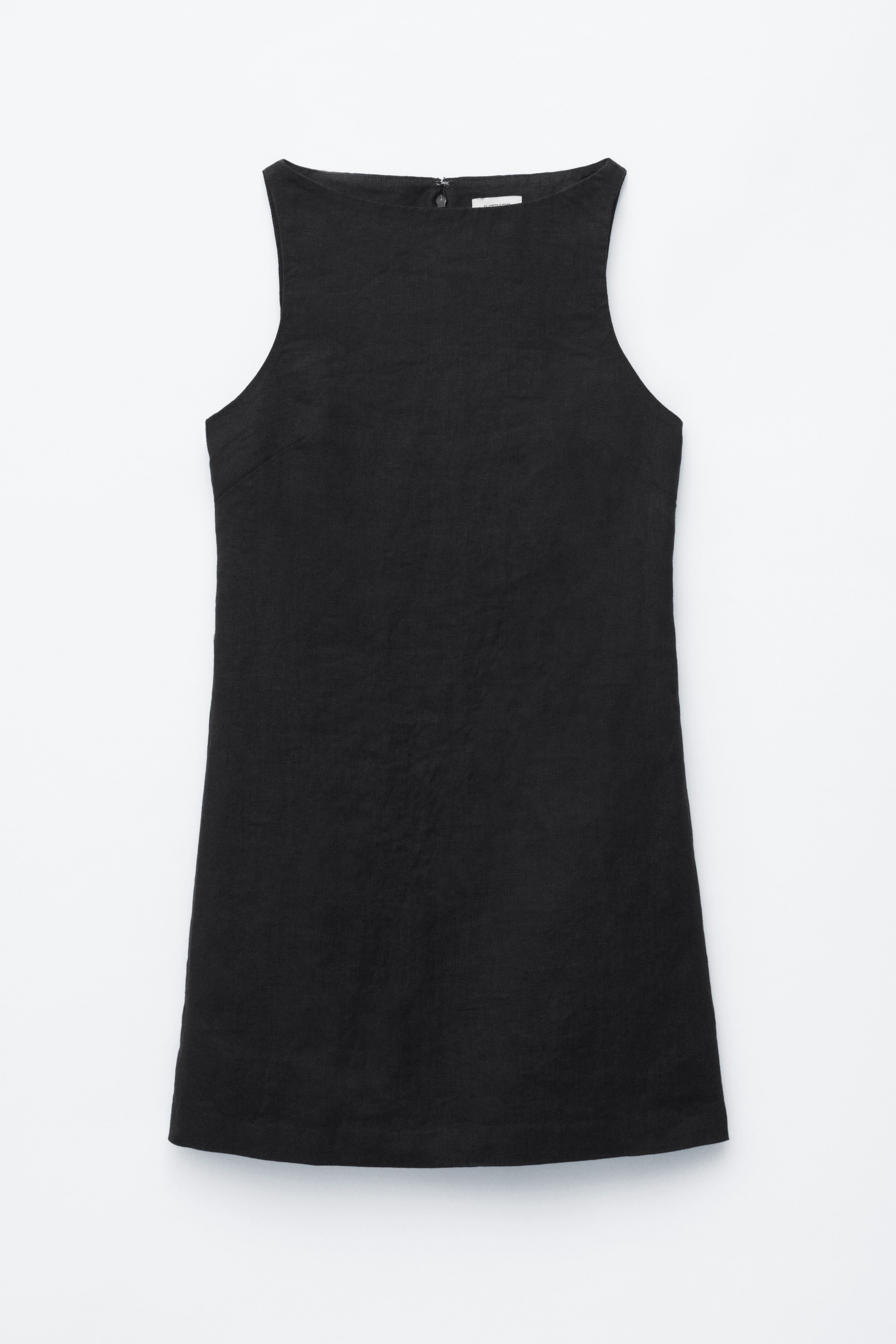 Agrandir l'image: Une robe noire sans manches de style mini est présentée de face, mettant en valeur une silhouette droite, un col bateau classique et un tissu légèrement texturé. Un petit curseur de fermeture éclair noir est visible au centre arrière de l'encolure.