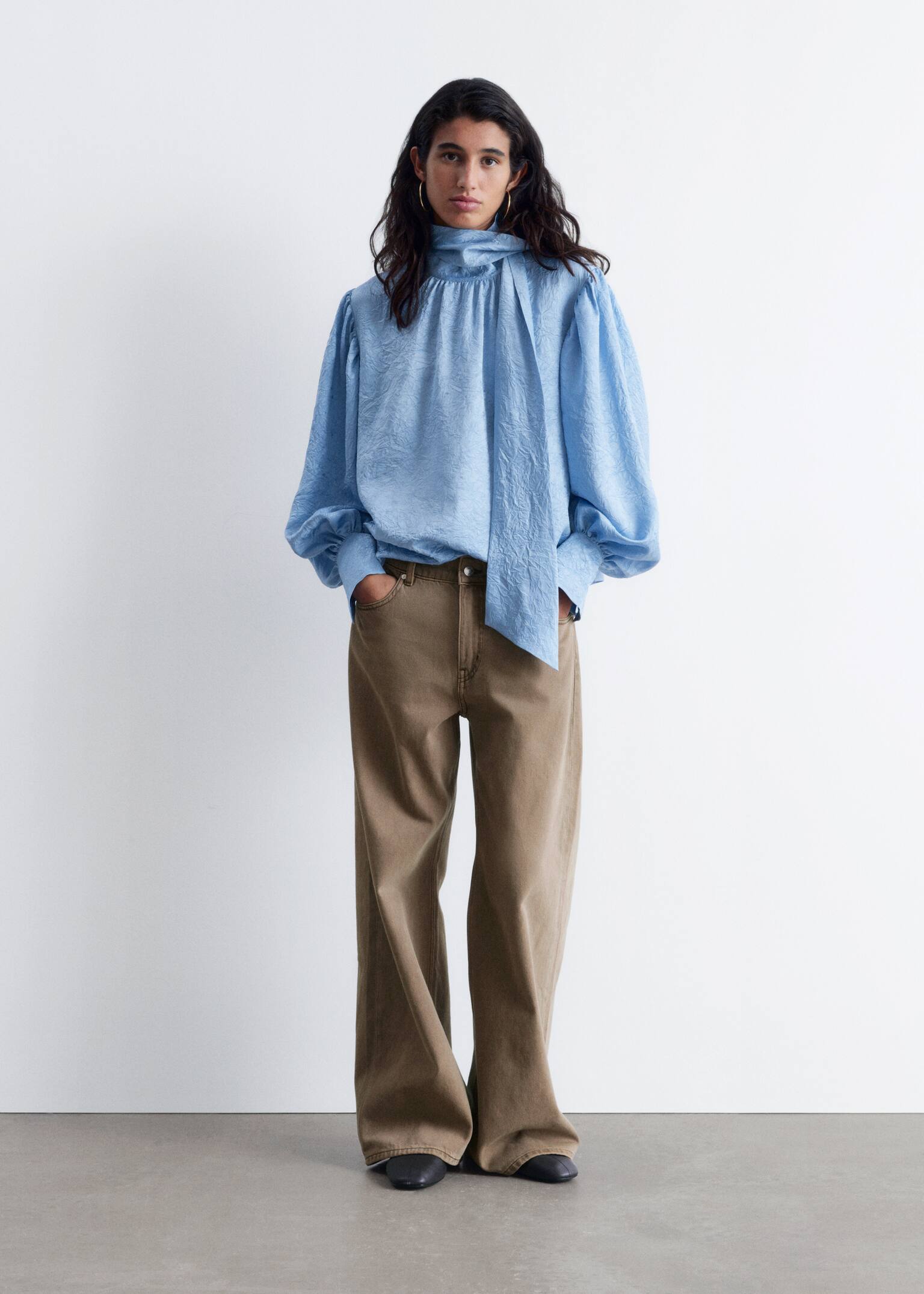 Blouse avec un col orné d’un nœud - Bleu clair/Blanc