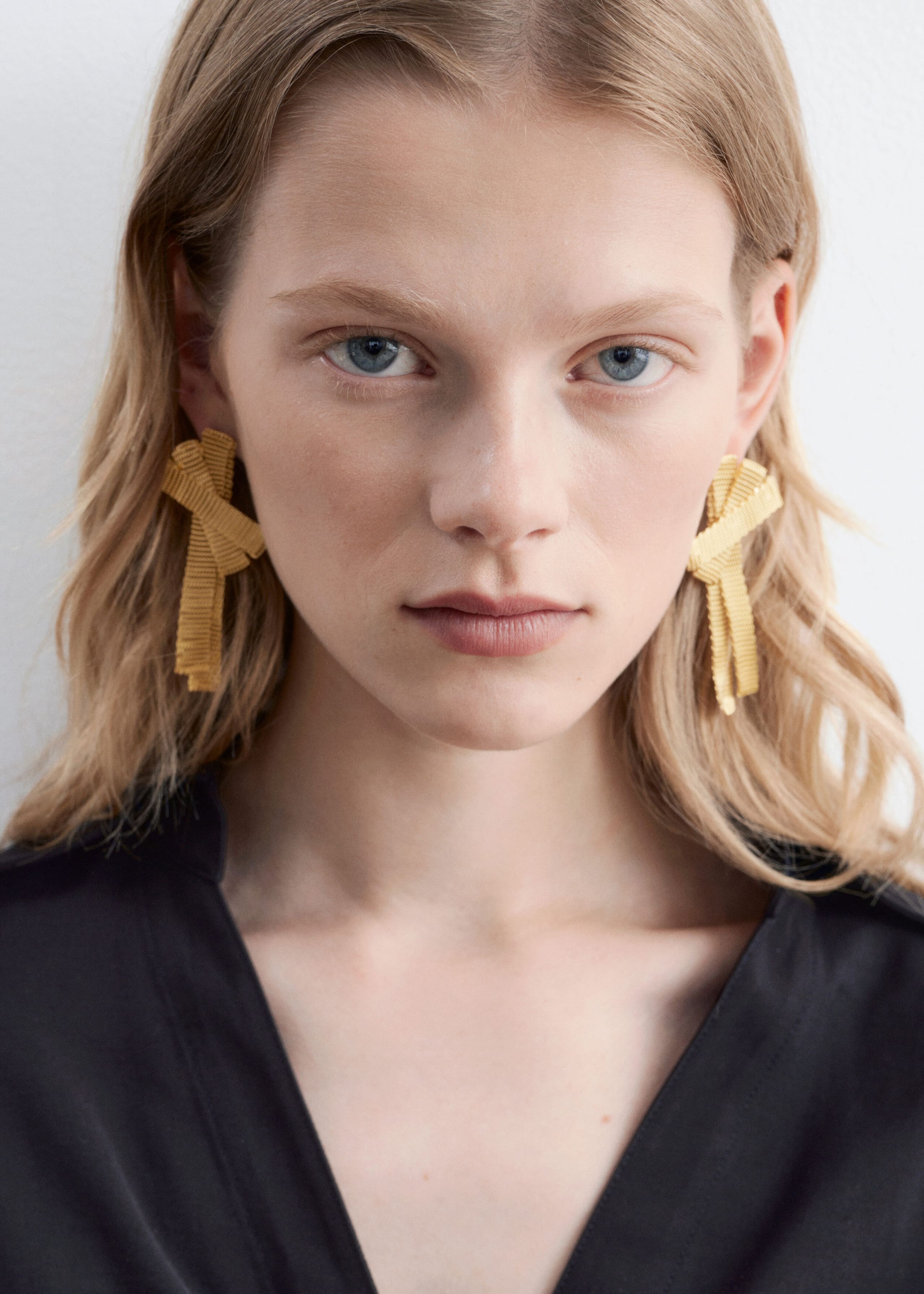 Pendientes colgantes con lazos de latón - Oro - Lookbook