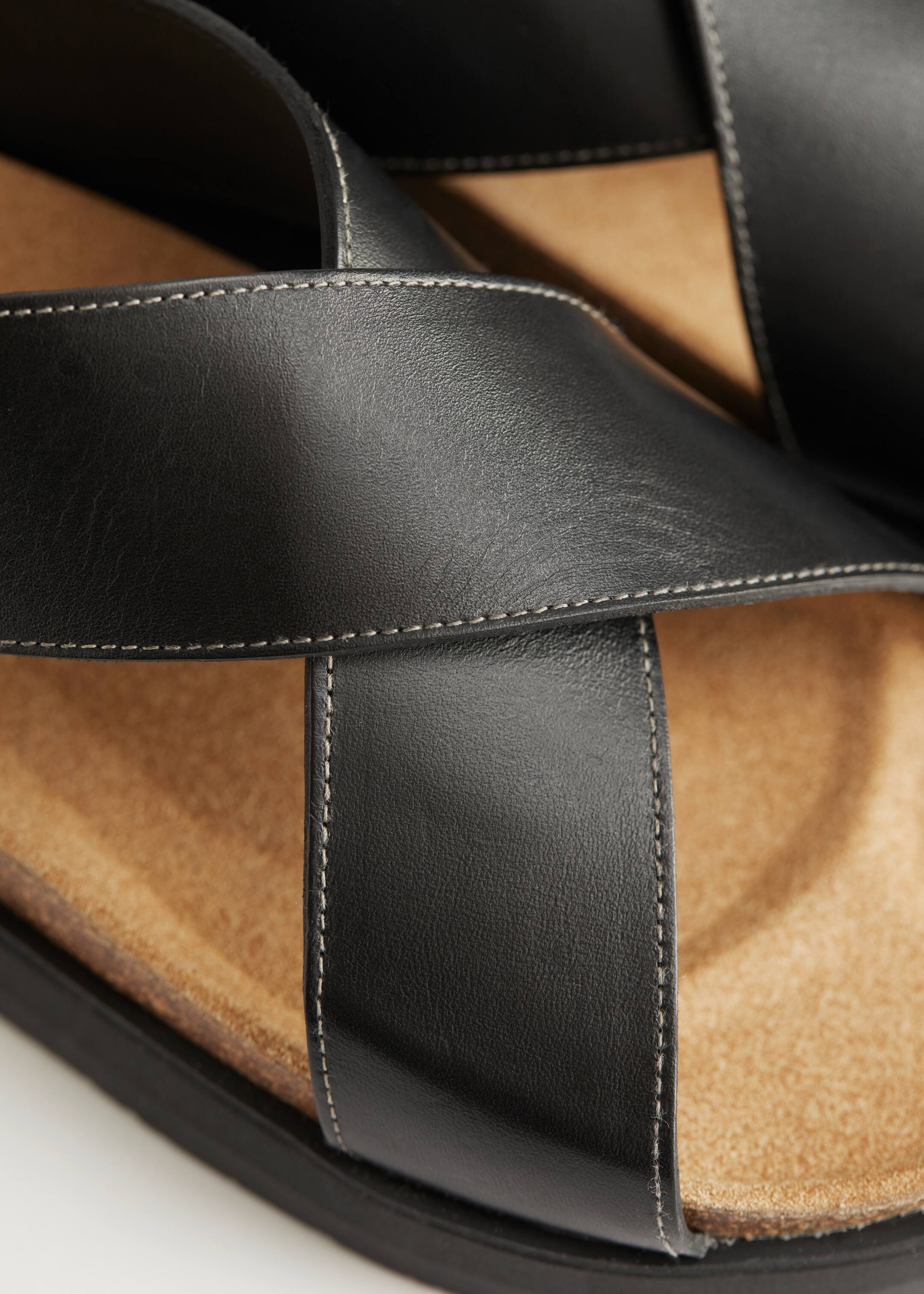 Zobrazit větší obrázek: Kožené sandály s překřížením - Black - ŽENY | H&M CZ 4