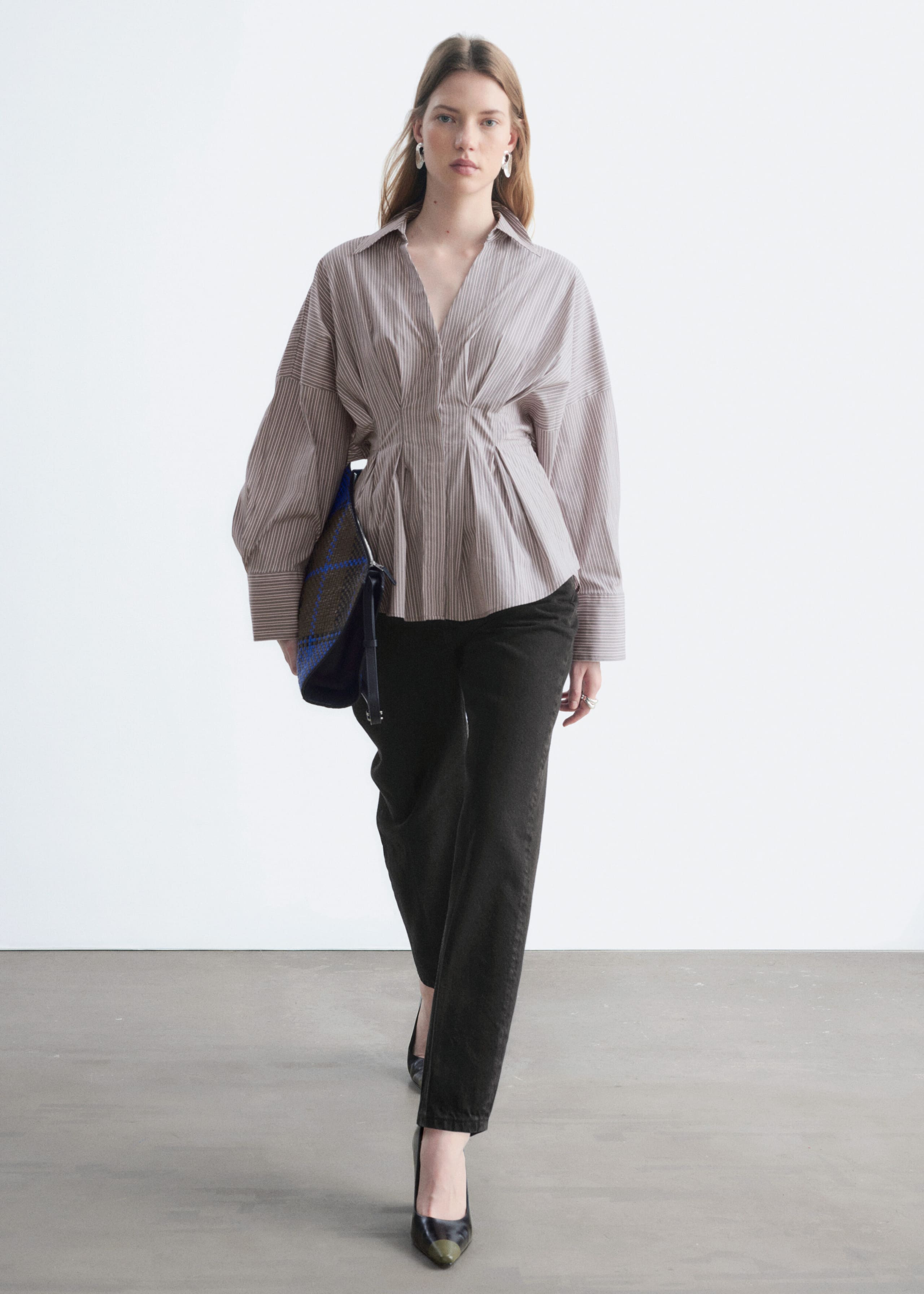 Bomullsskjorta med figurnära midja – Grey/Pink – stilleben