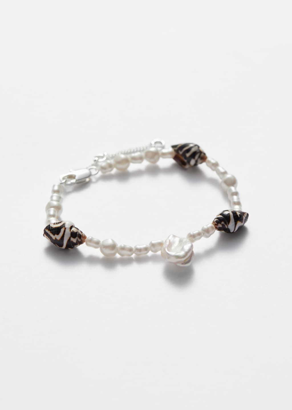 Image of Pulsera de perlas con conchas