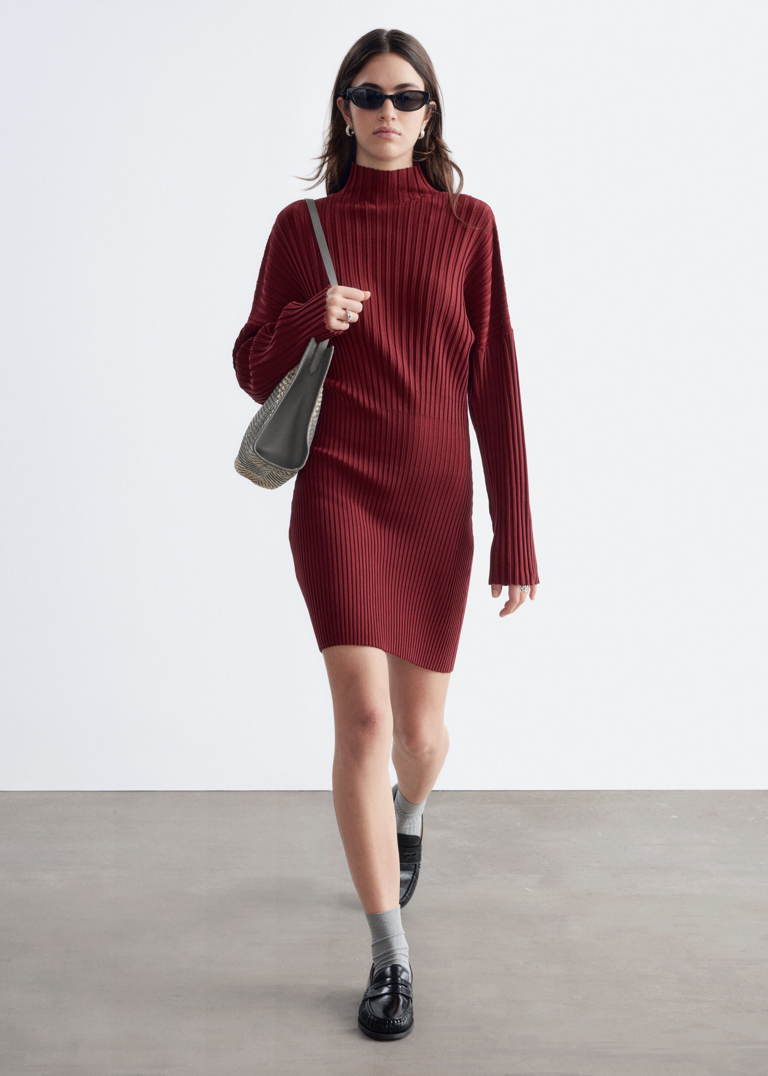 Sukienka w prążki z półgolfem – Ciemnoczerwony – Lookbook