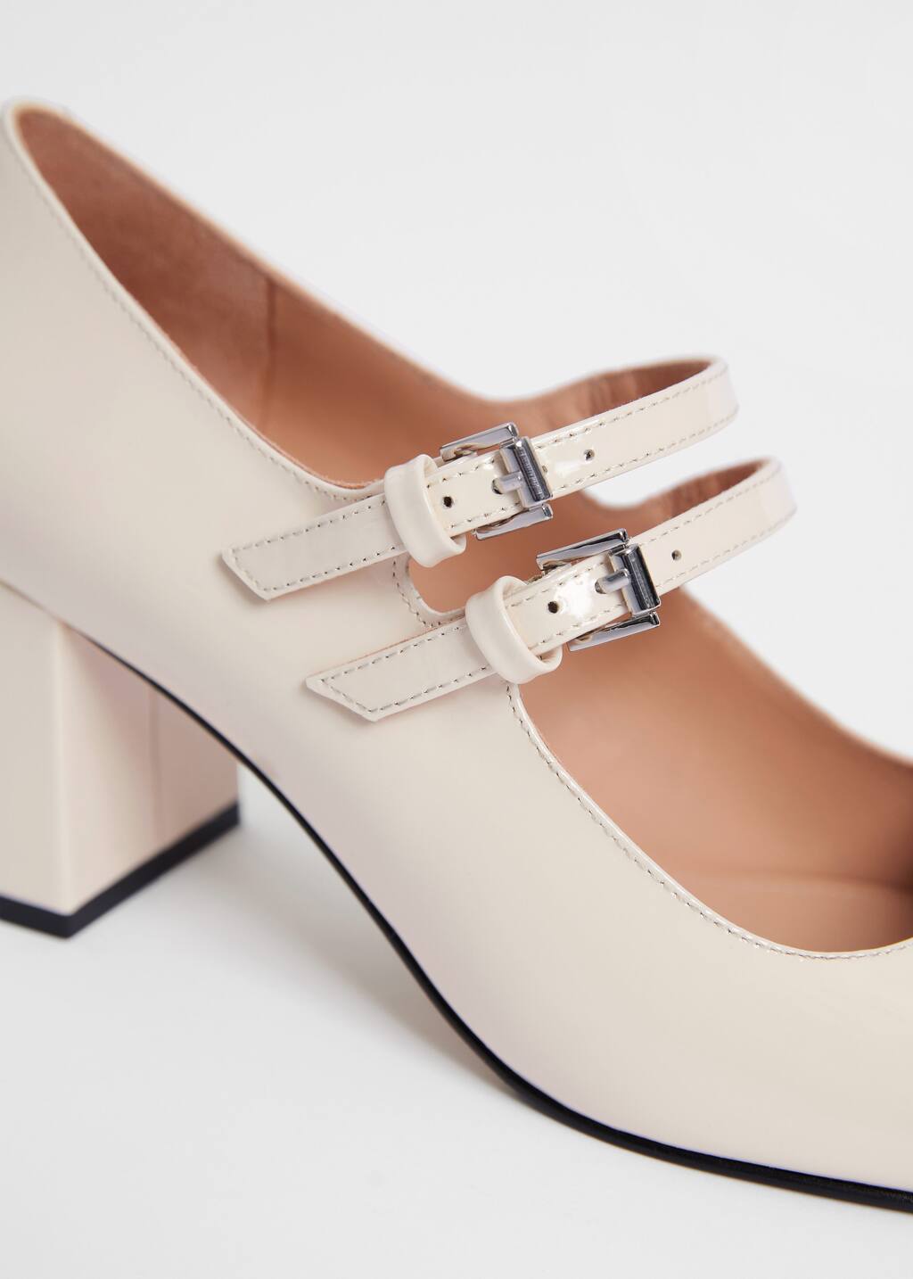Mary Jane-Pumps aus Lackleder - {{variantName}} - Beschreibendes Detail