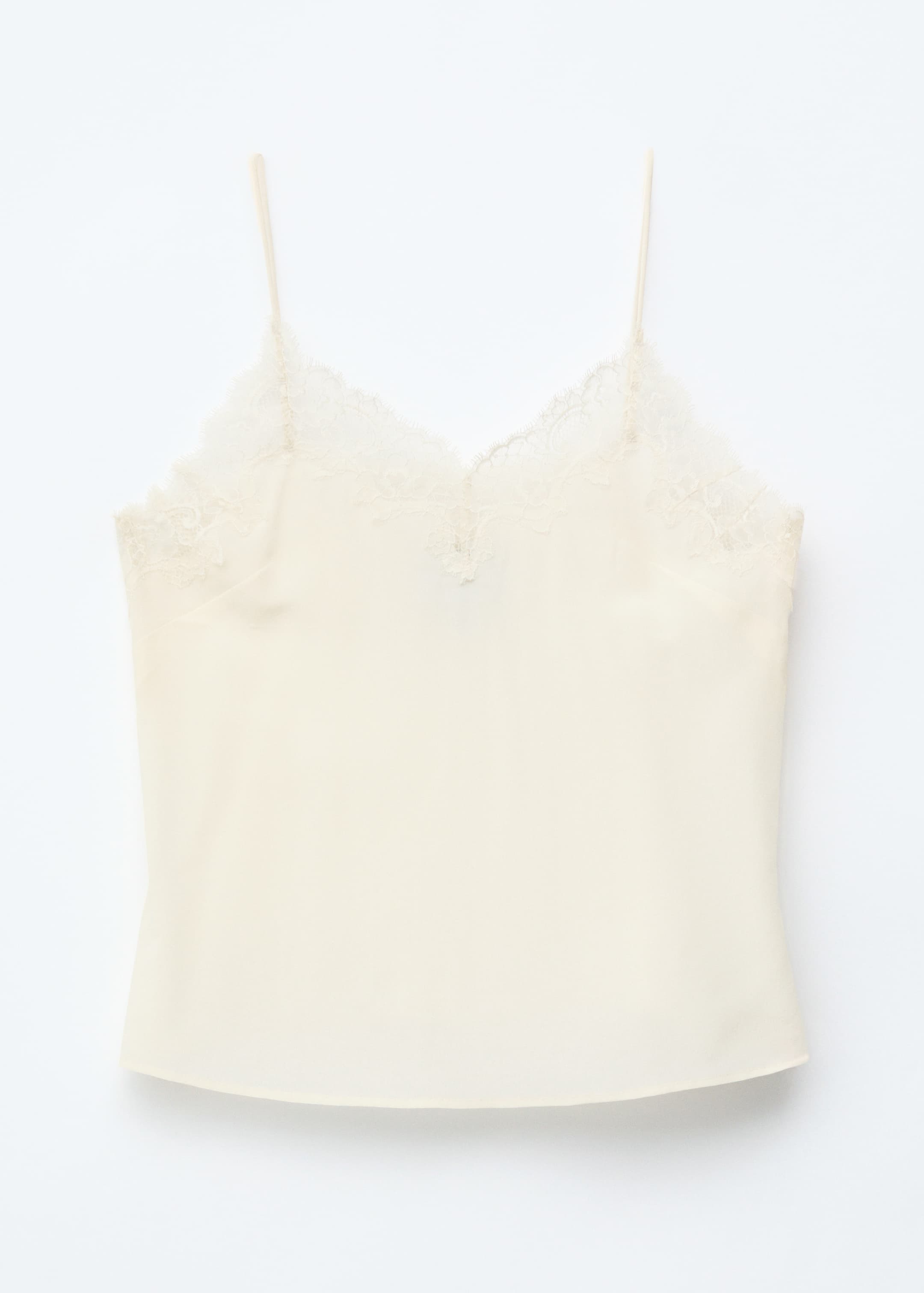 Größeres Bild ansehen: Ein helles Camisole ist nach VORNE gerichtet und verfügt über einen V-Ausschnitt, der mit zarter Spitze akzentuiert ist. Dünne Schulterträger halten es oben, und der Stoff wirkt glatt.