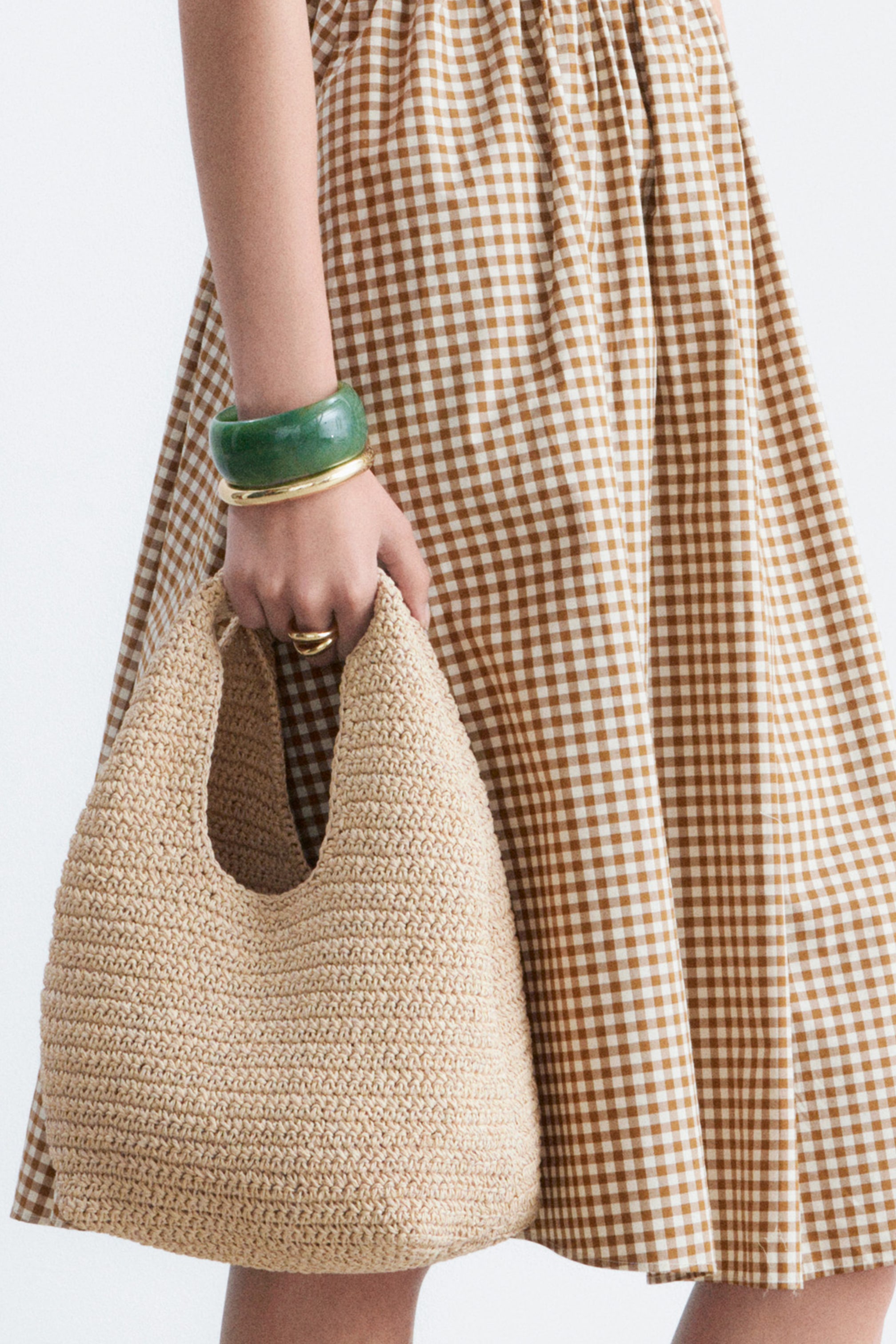 Visualizza immagine più grande: Un set di bracciali è indossato sul polso della modella, composto da un bracciale verde spesso e un bracciale più sottile color oro stratificato sotto di esso.