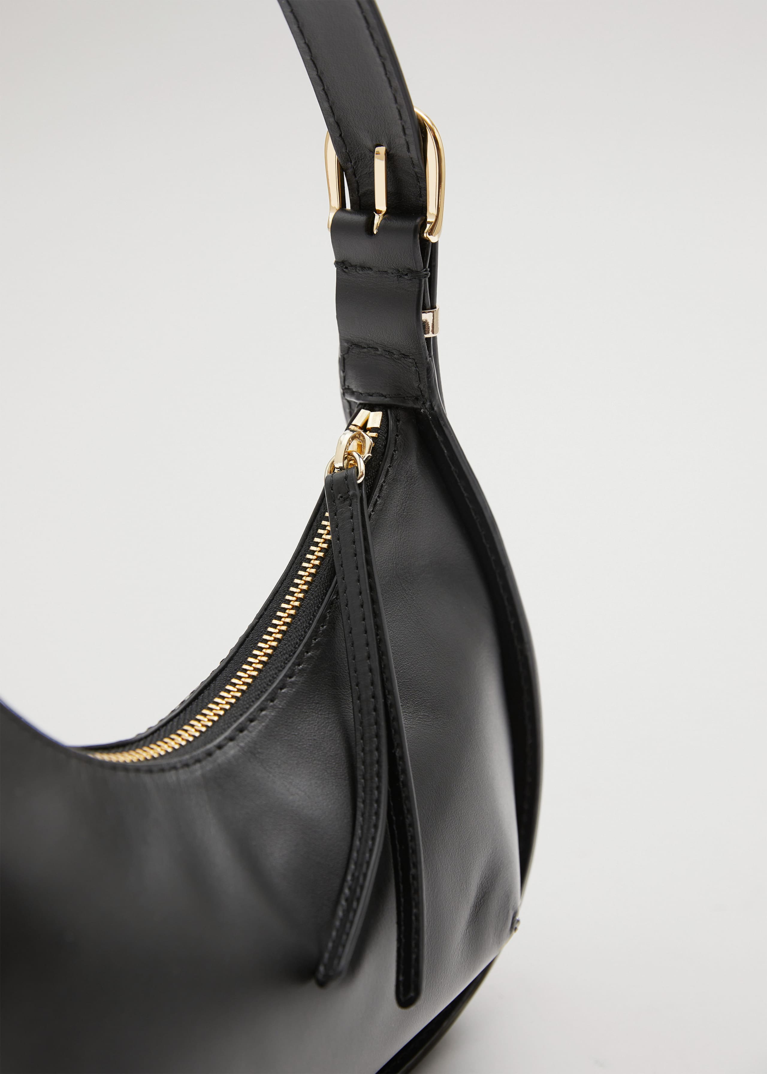 SmallCrescentLeatherBag - {{variantName}} - Descrizione dettagliata