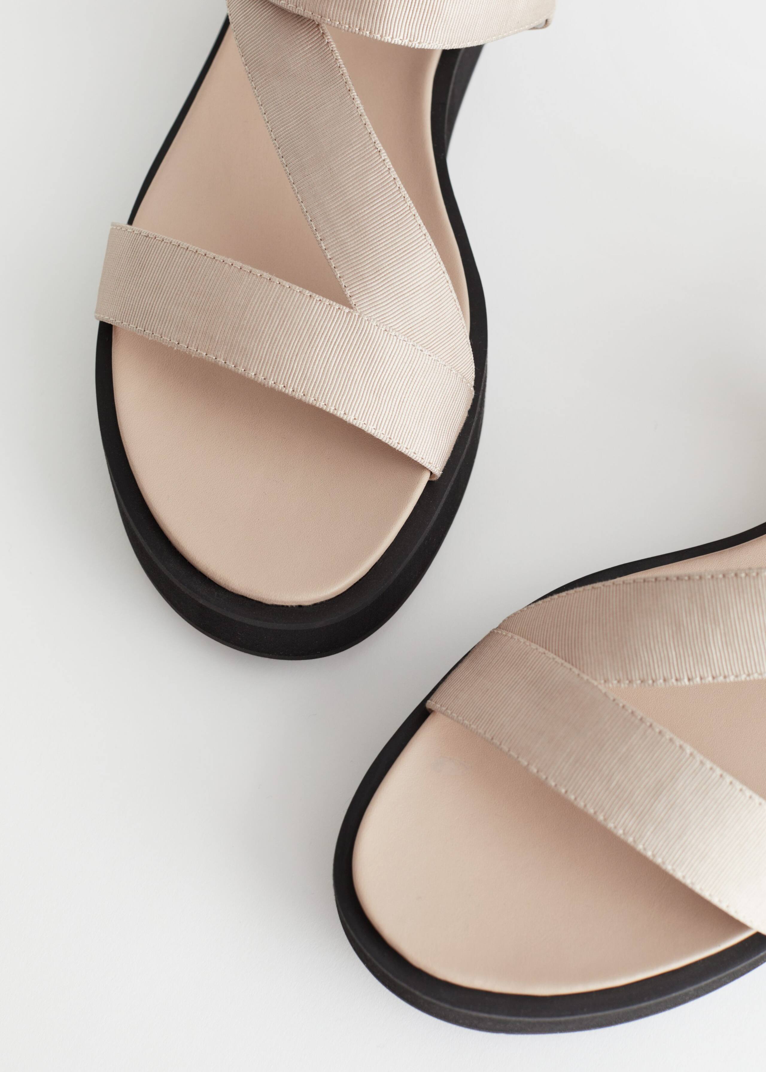Technical Strap Platform Sandals - {{variantName}} - Detalle descriptivo