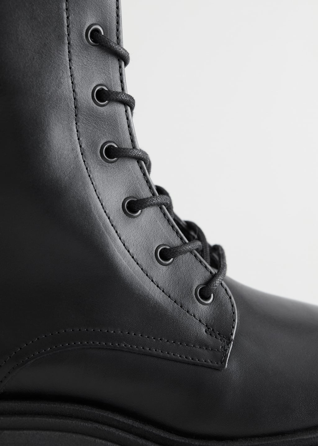 ChunkyLeatherBoots - {{variantName}} - Detalle descriptivo