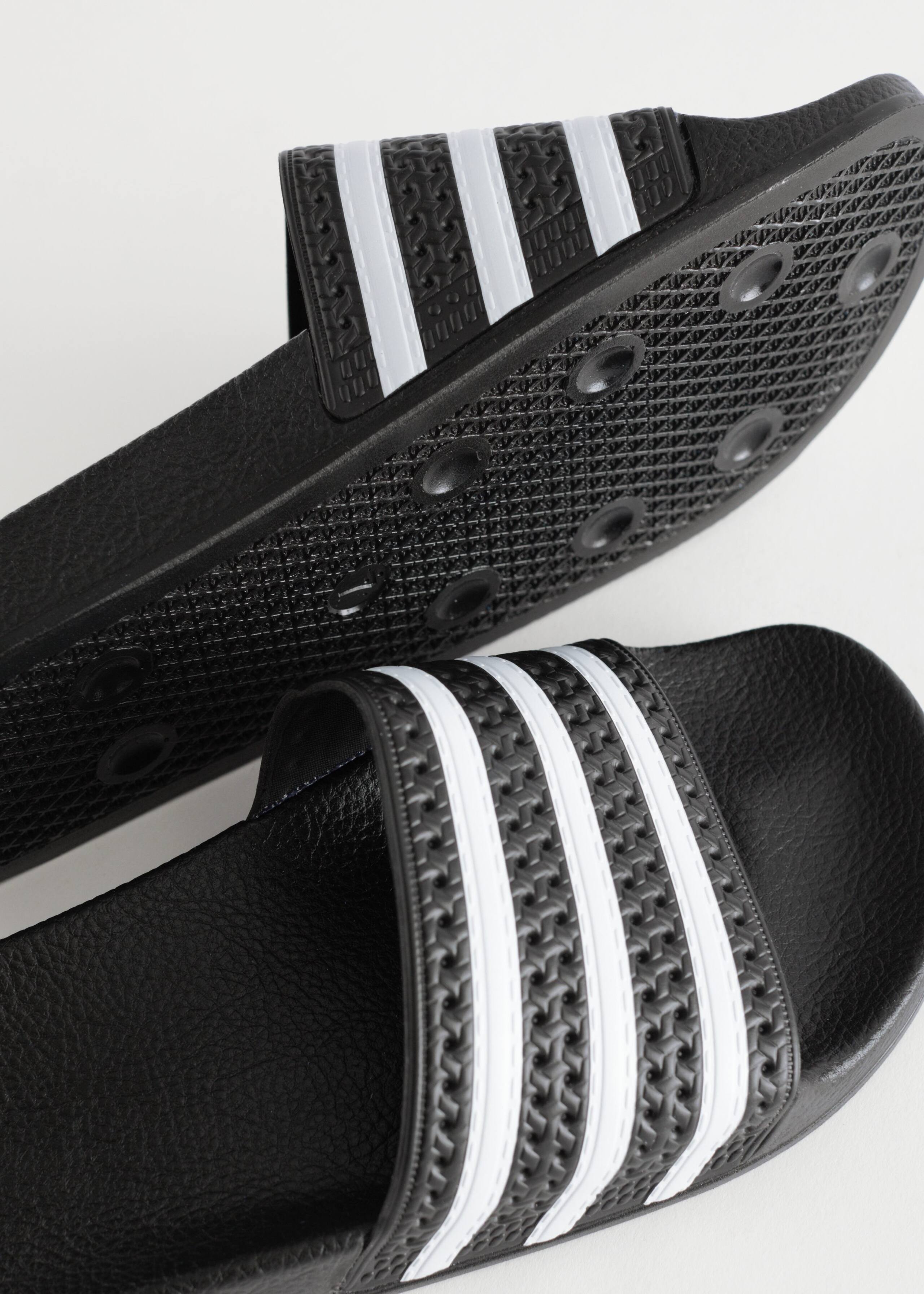 Adidas adilette slides - {{variantName}} - Detalle descriptivo
