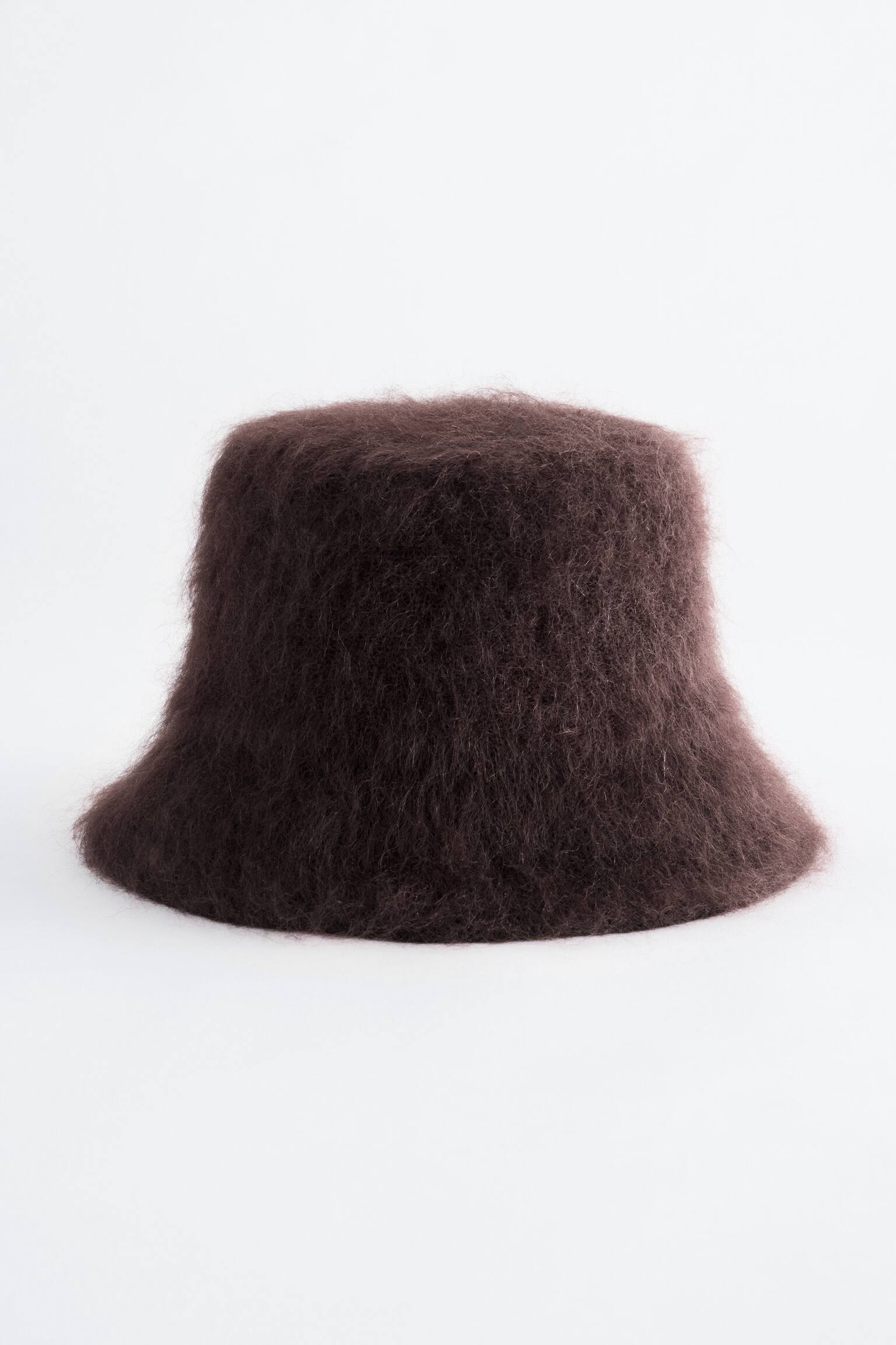 En mÃ¸rkebrun bucket hat med en blÃ¸d, bÃ¸rstet tekstur stÃ¥r vendt forfra og fremviser en struktureret, flad puld og en ren, lige skygge.