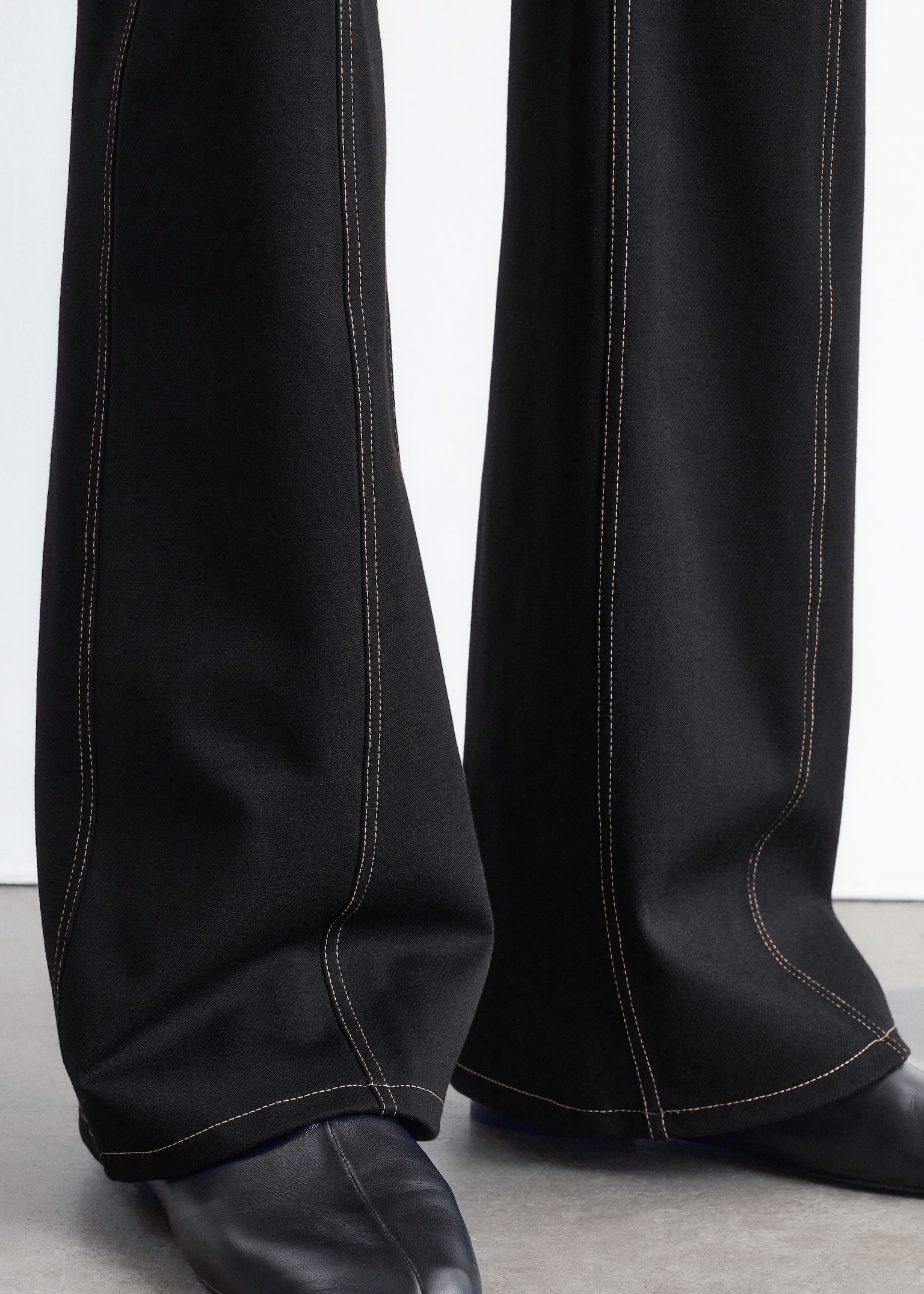 Jerseyhose mit ausgestelltem Bein und Steppnähten - Schwarz - 4