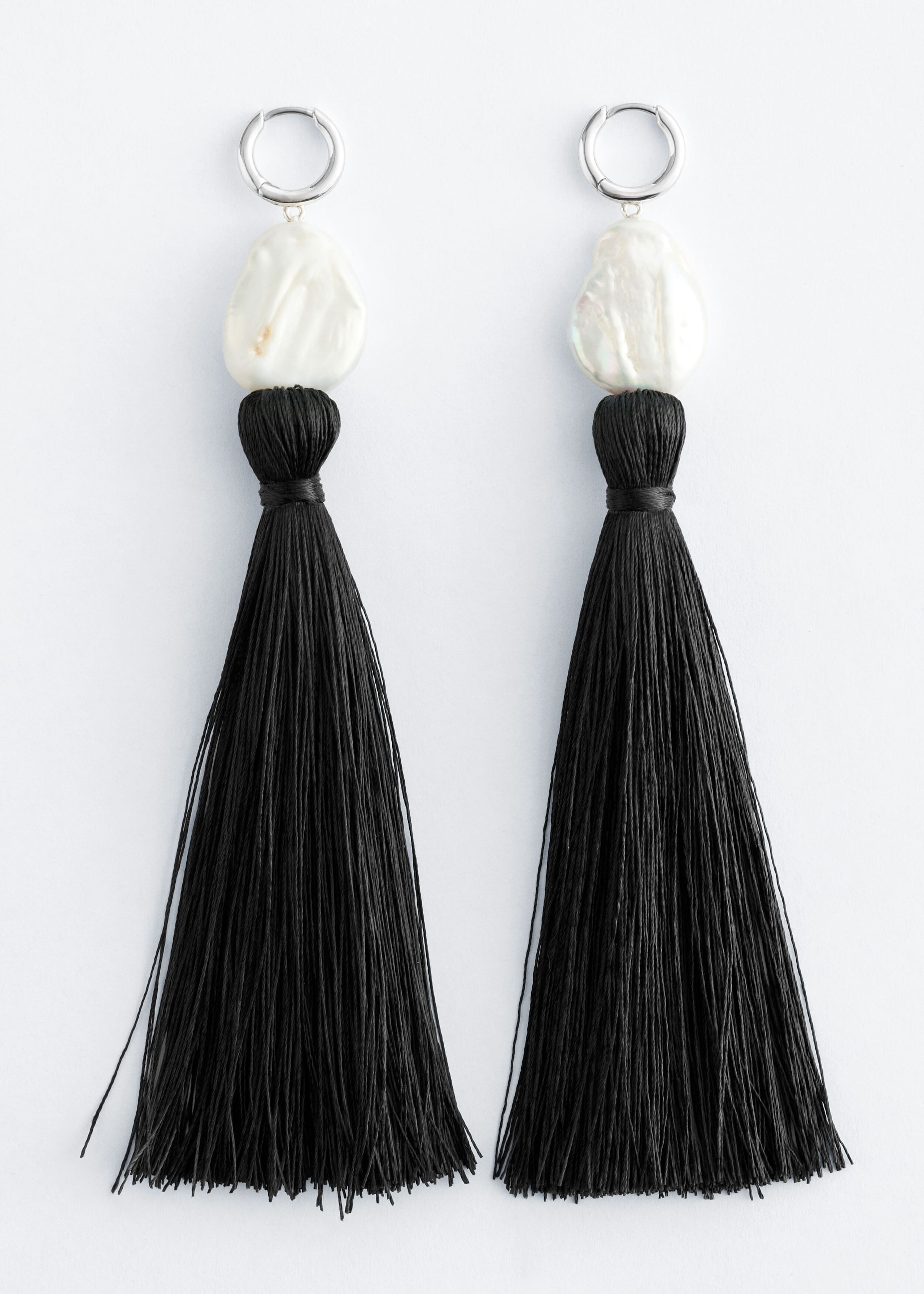 Pearl Tassel Hoop Earrings - Silber/Schwarz - Stillleben