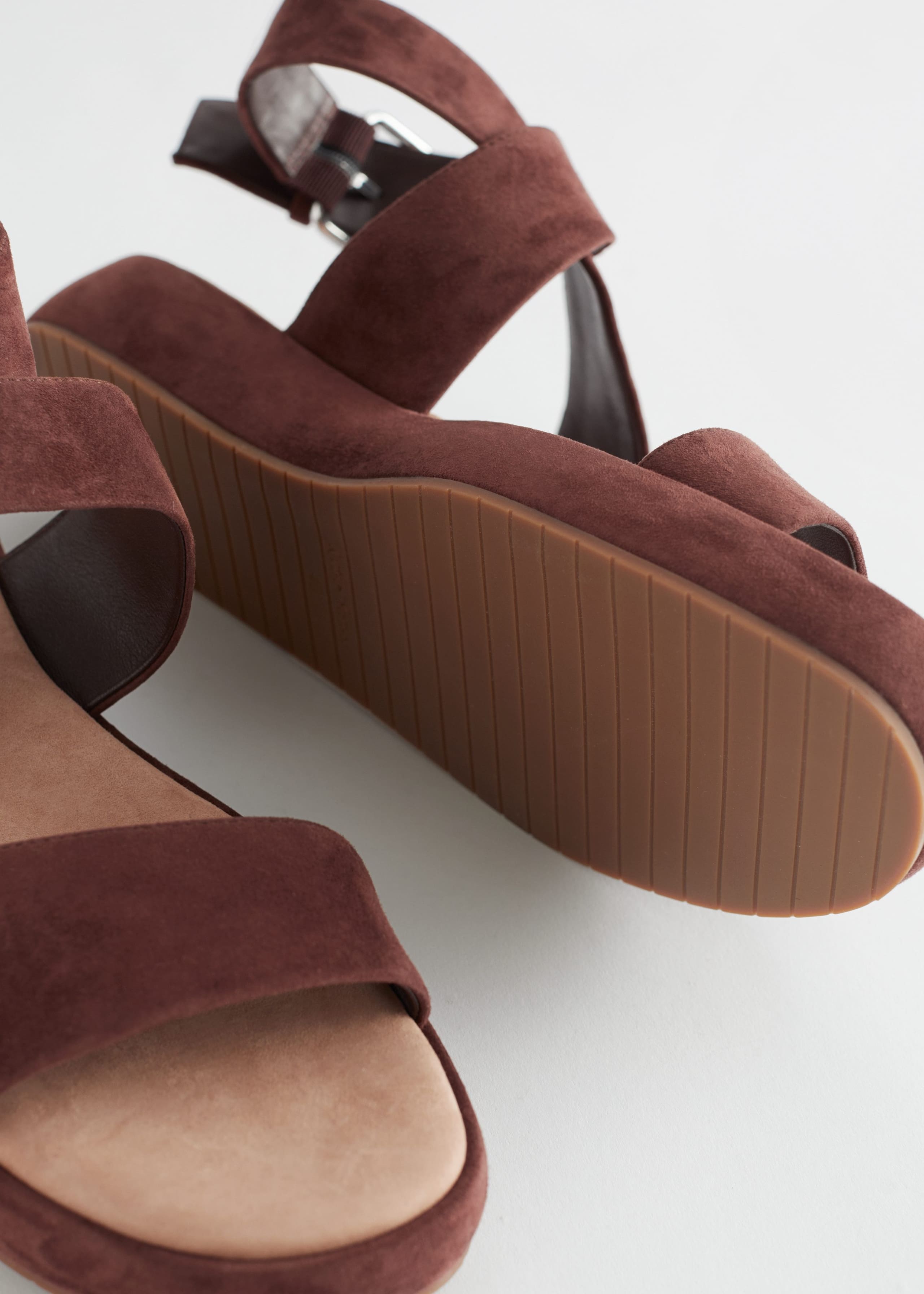 Suede Flatform Sandals - {{variantName}} - Detalle descriptivo
