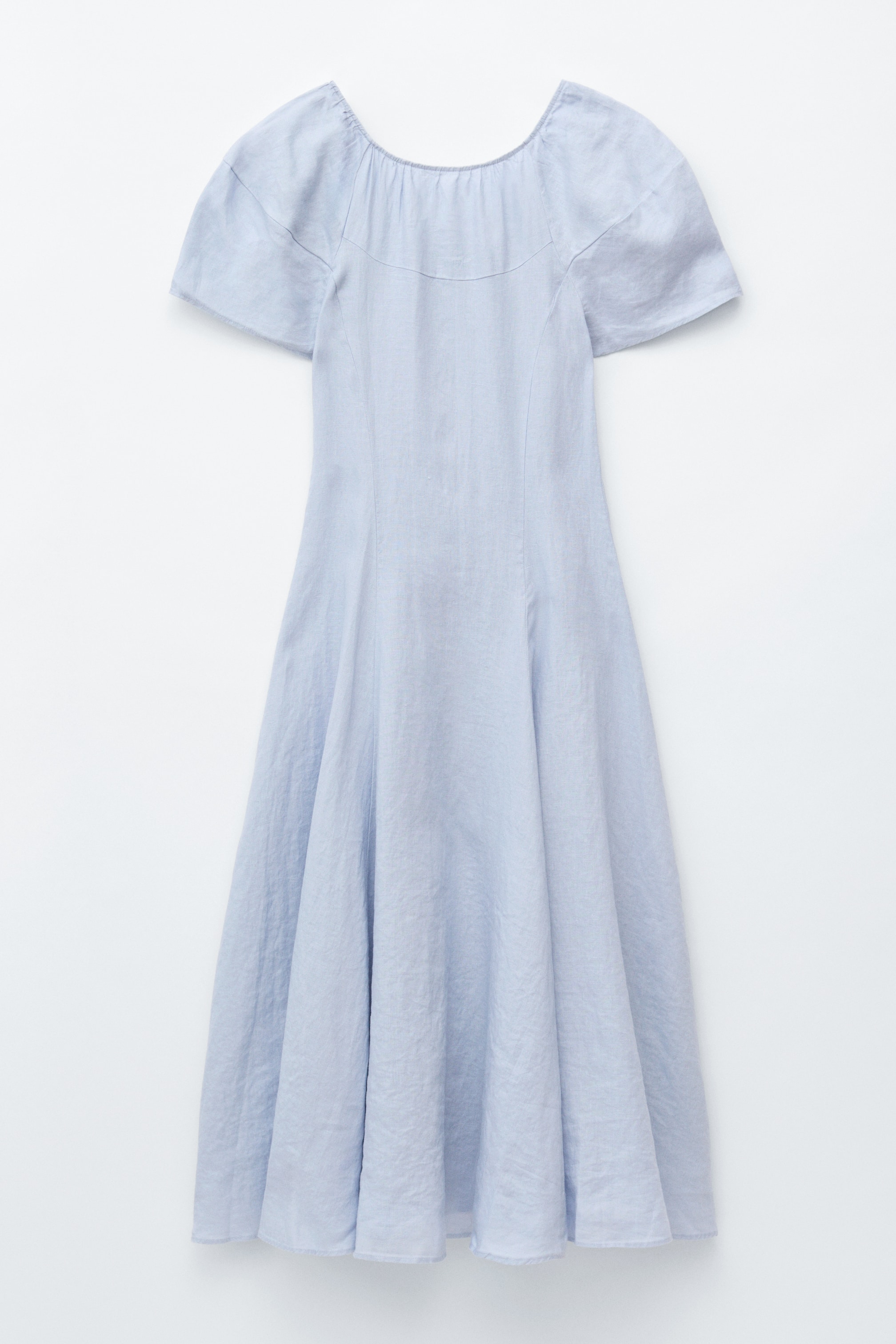 Vezi imaginea mai mare: Rochia albastru deschis prezintă un decolteu căzut pe umeri, cu adunare și mâneci scurte fluture. Corsetul său mulat se transformă într-o fustă evazată în formă de A, care curge până la o lungime midi.