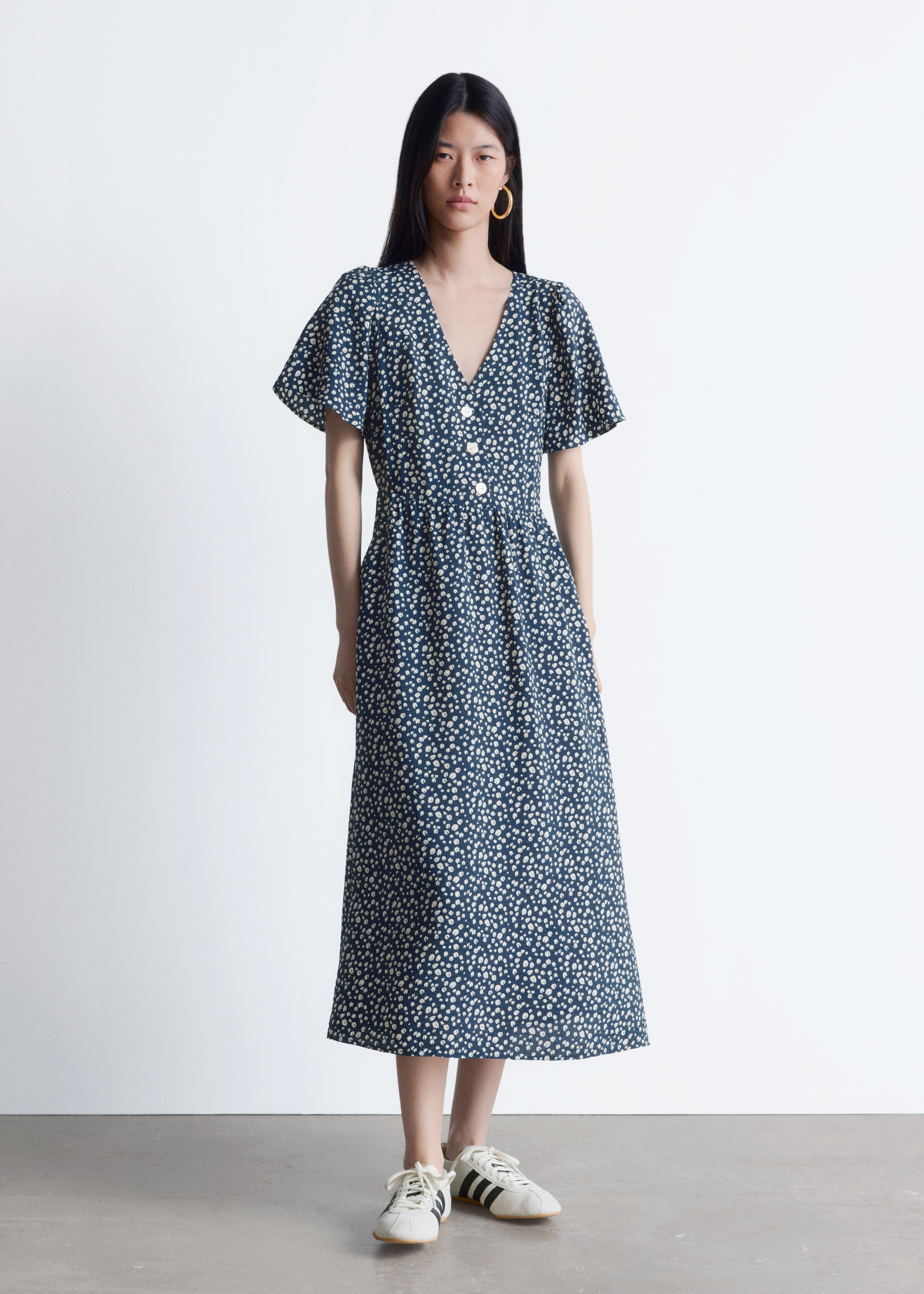 Midi šaty s výstřihem do V - Tmavě modrý vzor/Blue Polka Dot/Černá