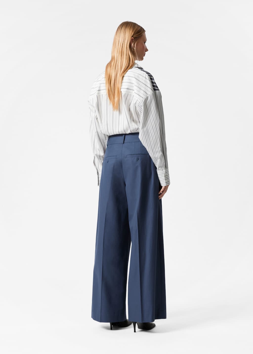 Pleated Trousers - Dark blue - Lookbook