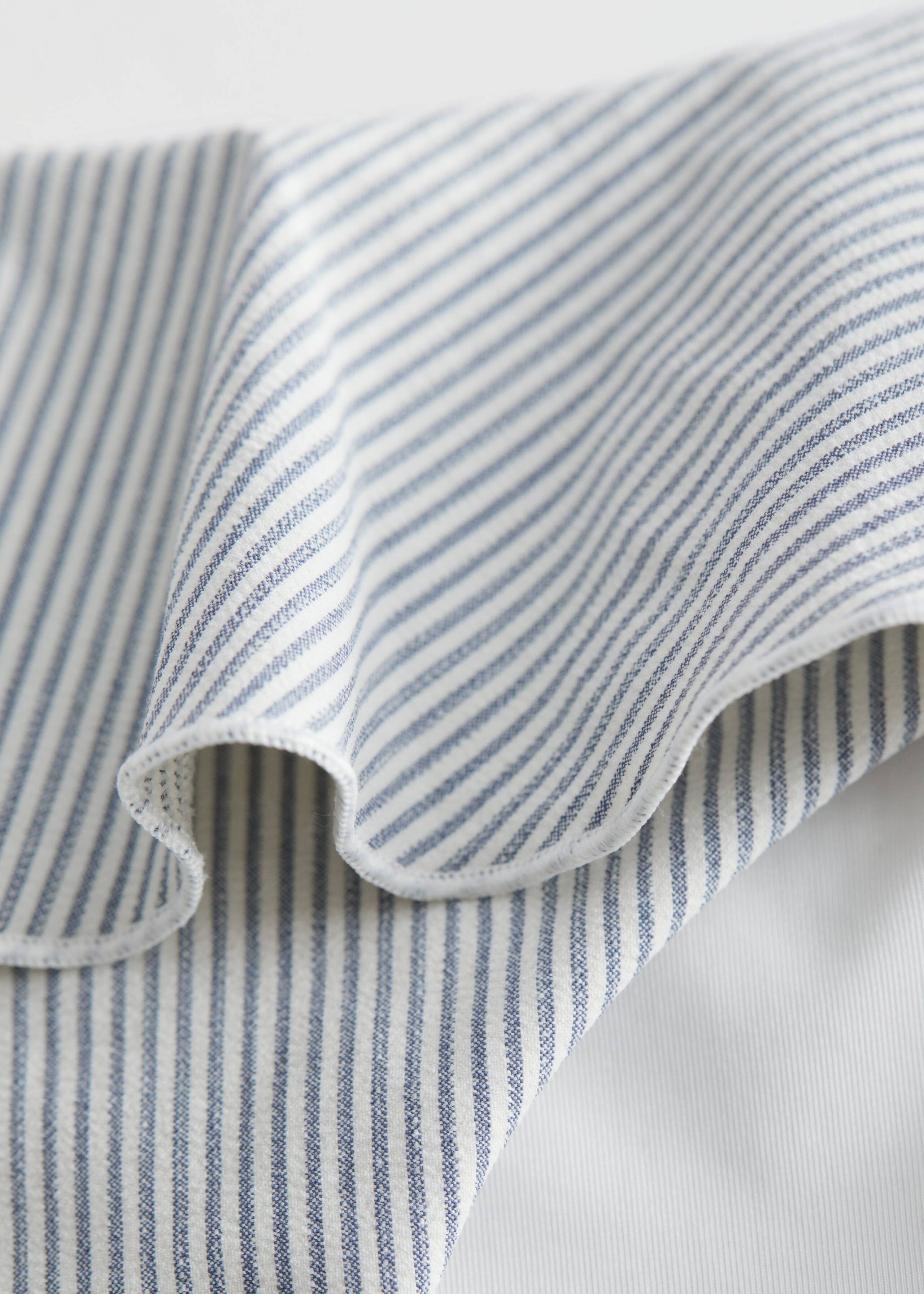 Bikini-briefs med volanger – {{variantName}} – detaljerad beskrivning