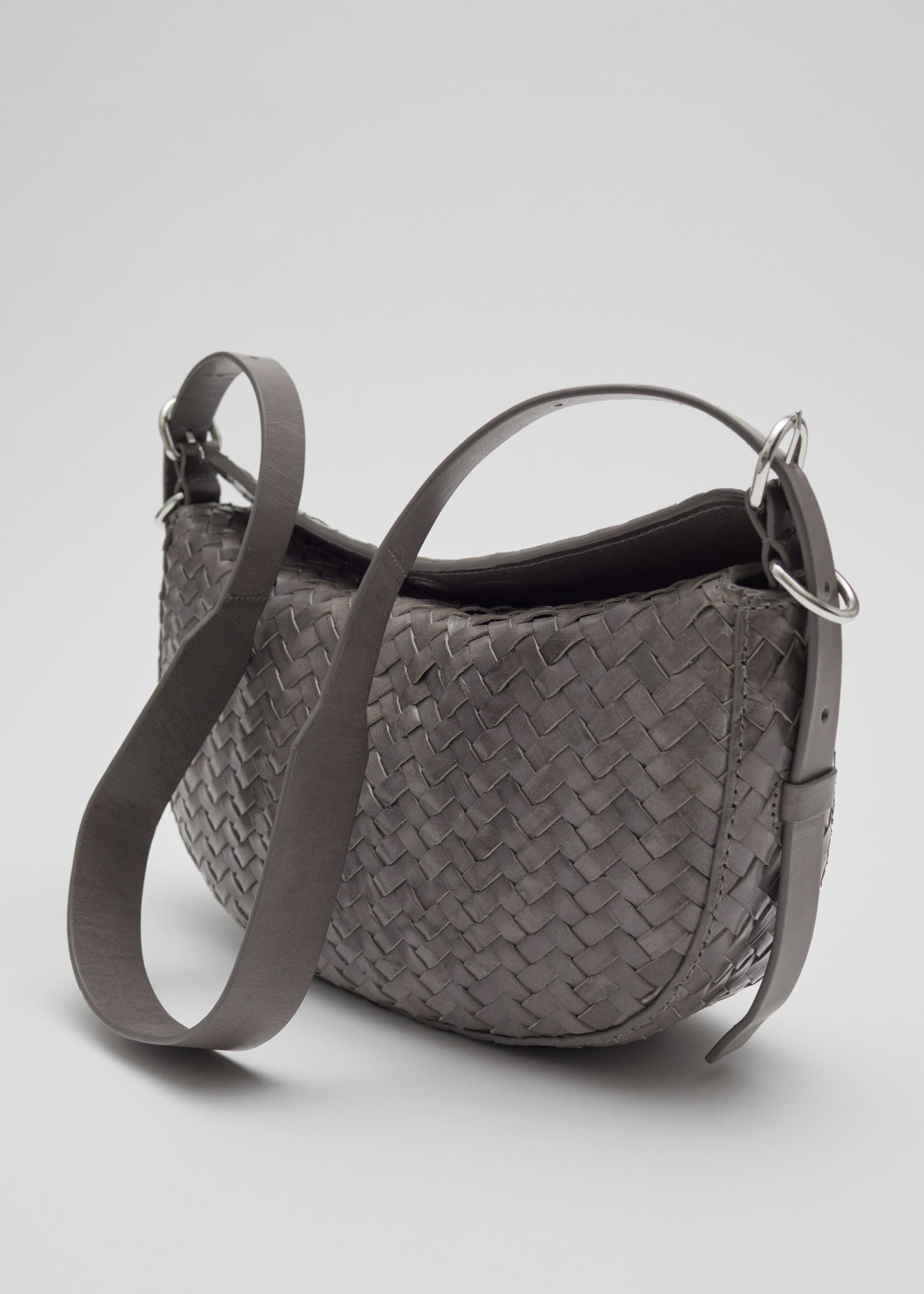 Geflochtene Schultertasche - Grau - Stillleben