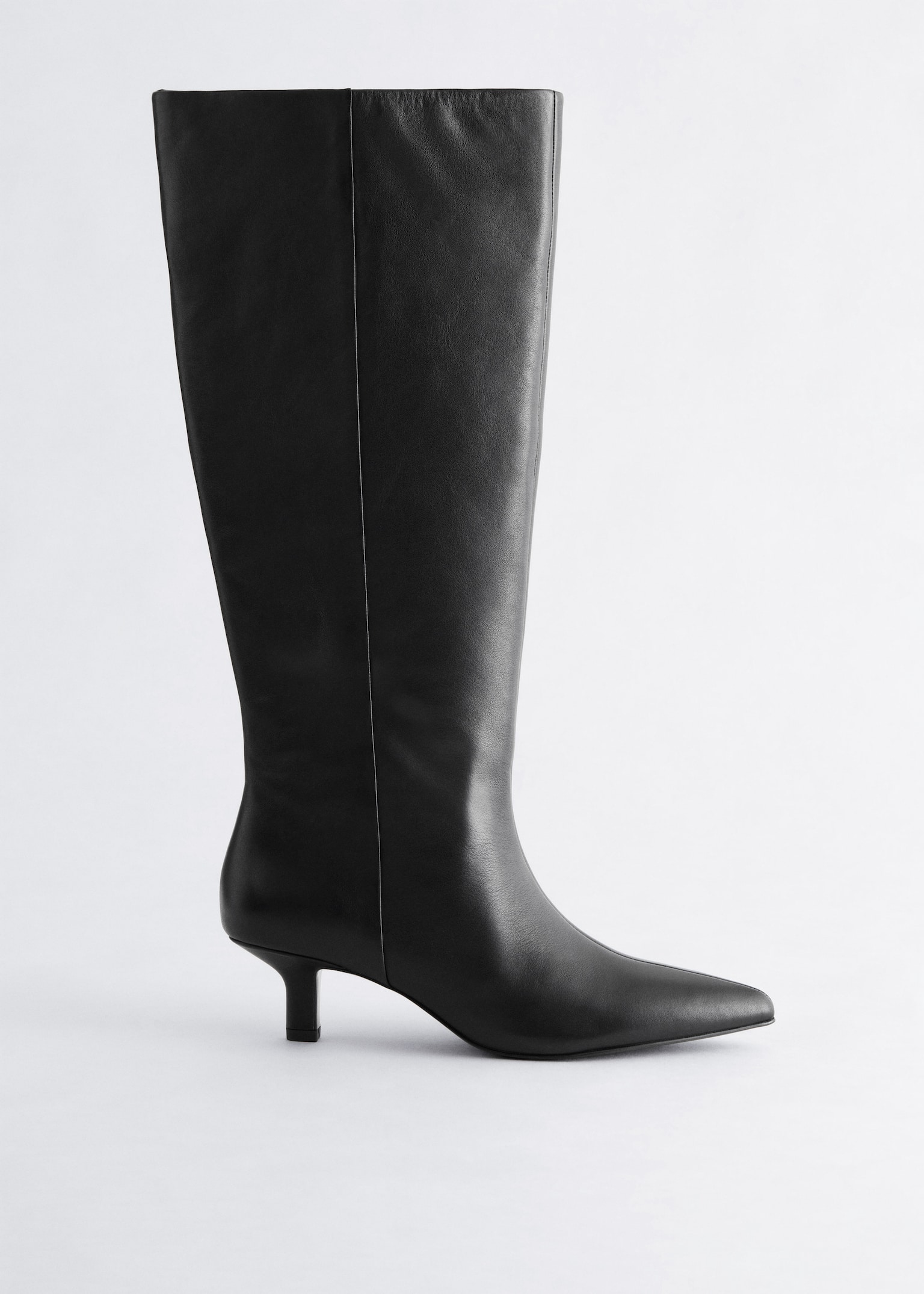 Kniehohe Lederstiefel mit Kitten-Heel - Schwarz/Dunkelbraun/Hellbeiges Schlangenmuster