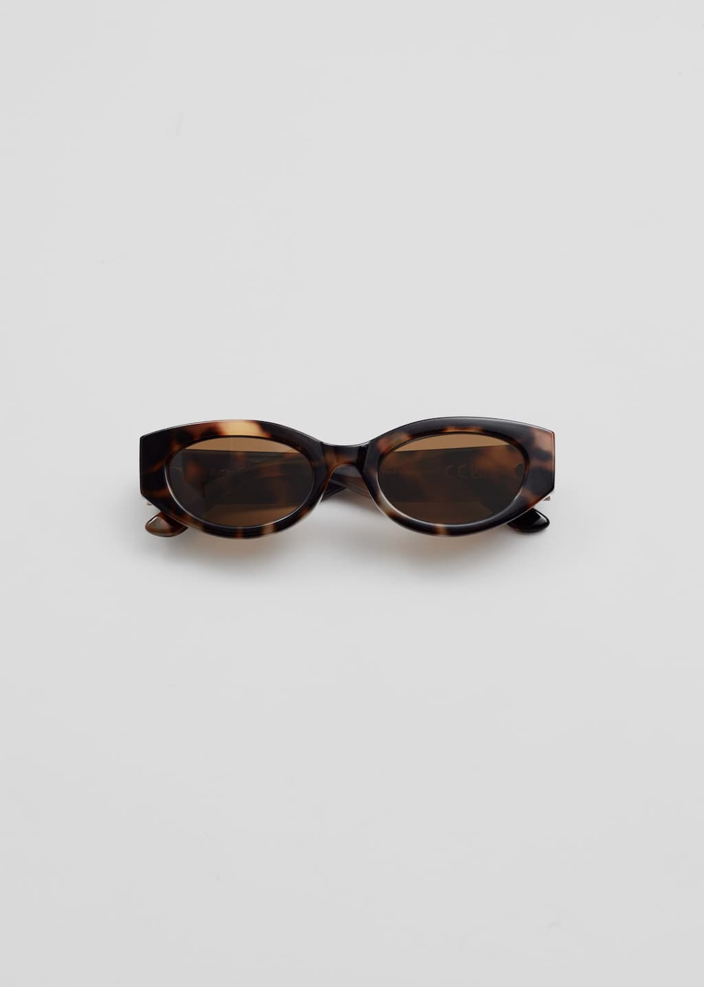 OvalSunglasses – Brown – Martwa natura