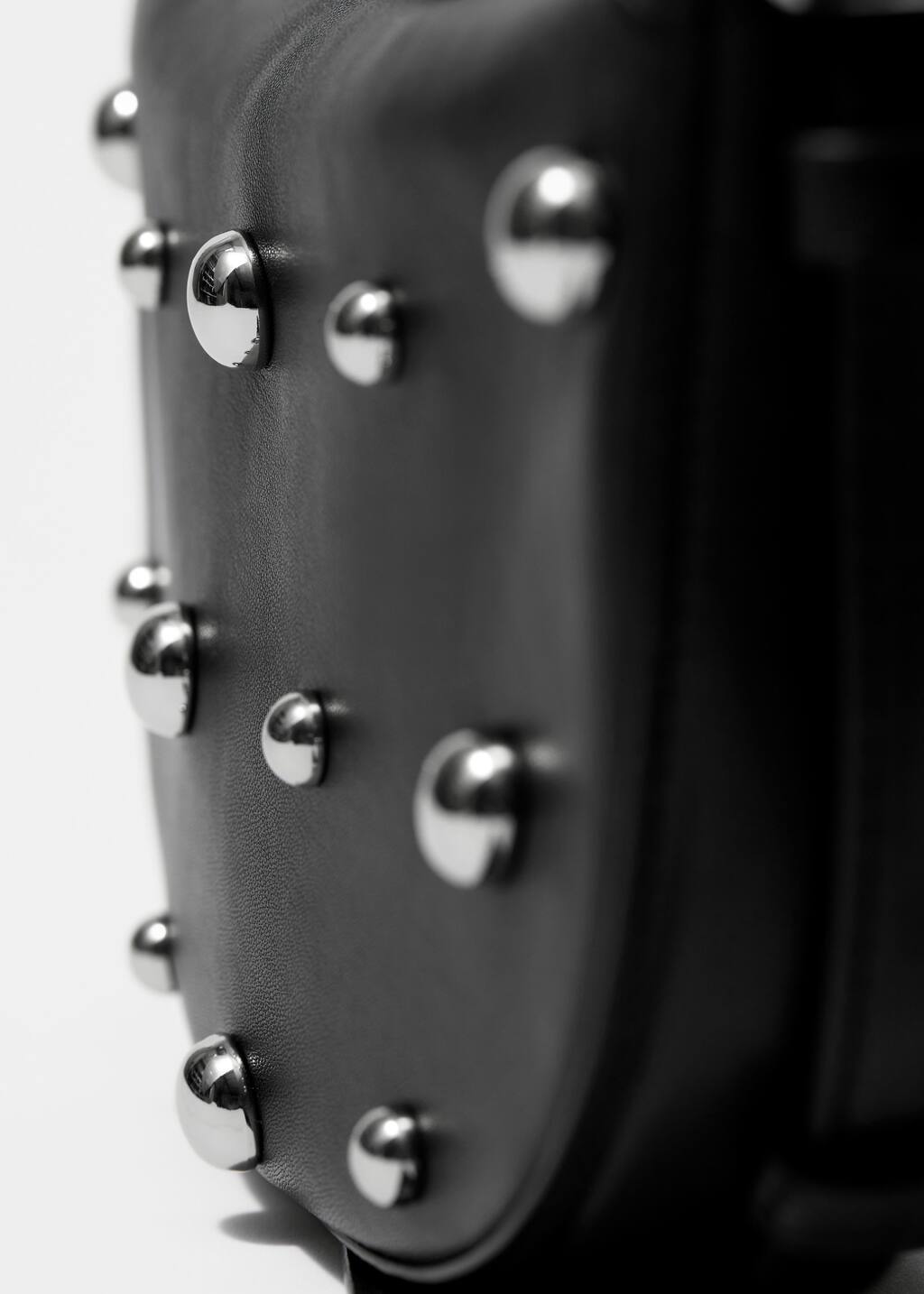 Schultertasche aus Leder mit Nieten - {{variantName}} - Beschreibendes Detail