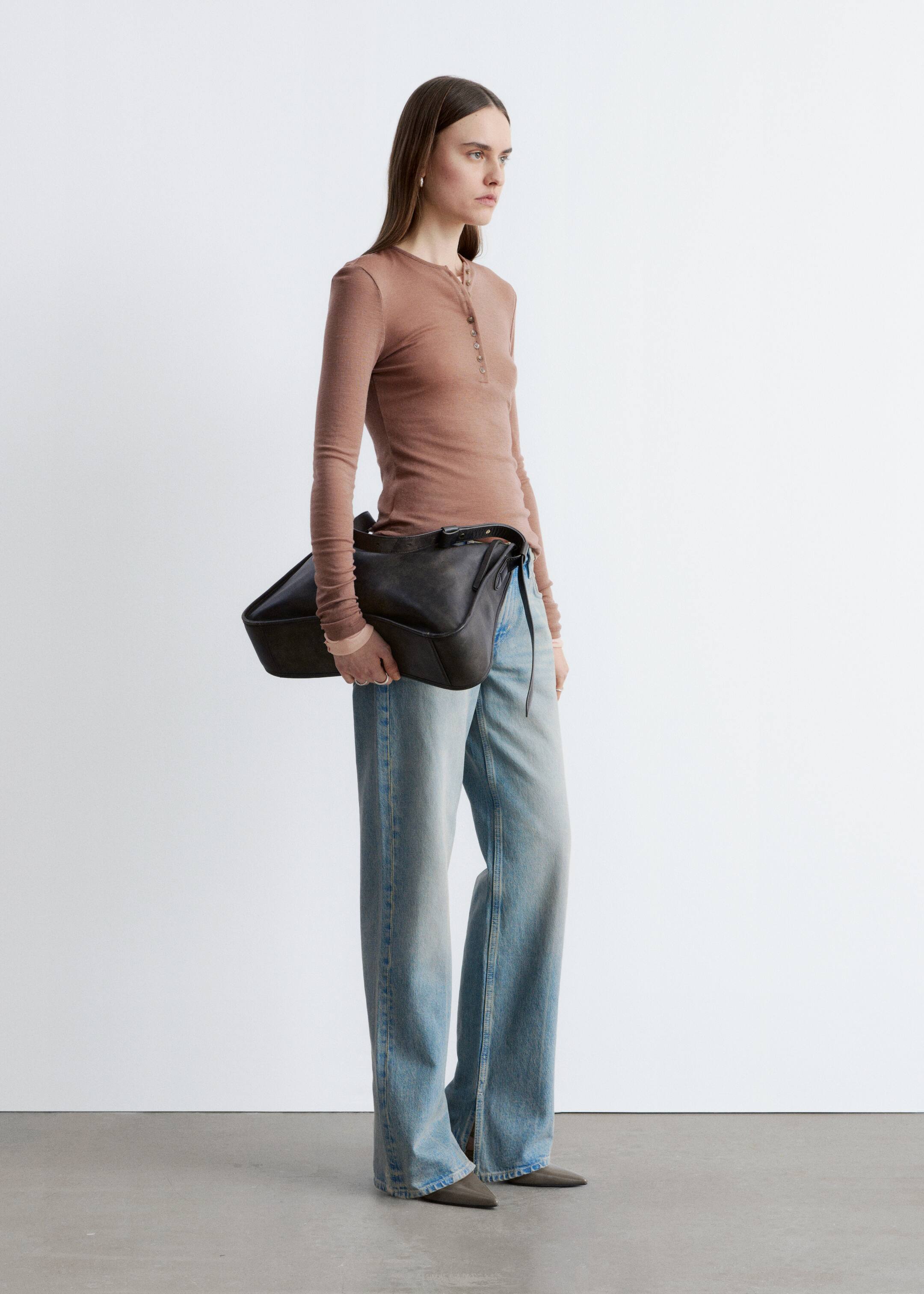 Преглед на по-голямо изображение: Топът с дълги ръкави в приглушен червеникаво-кафяв цвят тип "Хенли" демонстрира прилепнал силует по торса и ръцете, изработен от гладка плетена материя и с пет копчета на предния отвор.