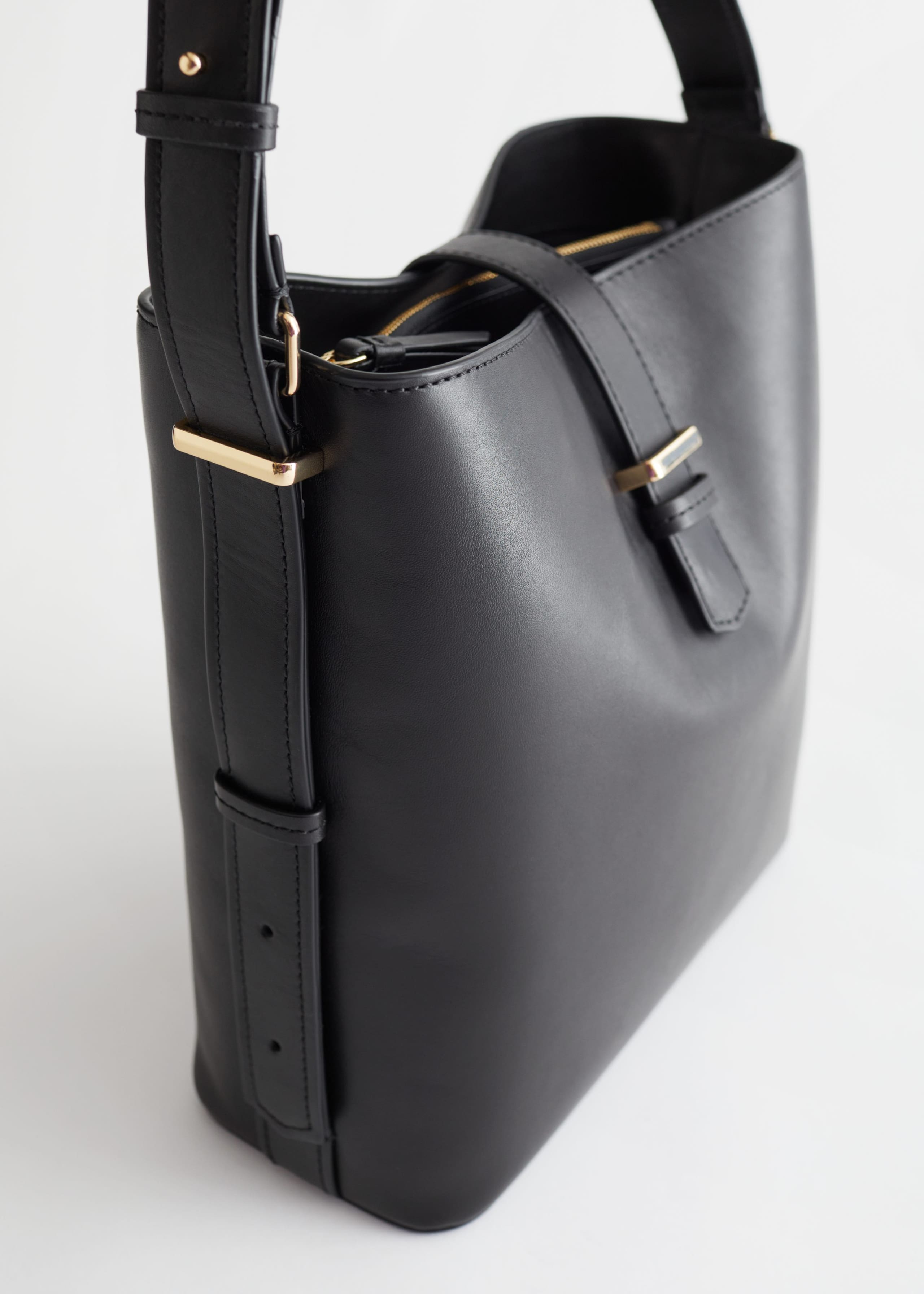 LargeLeatherShoulderBag - {{variantName}} - Descrizione dettagliata