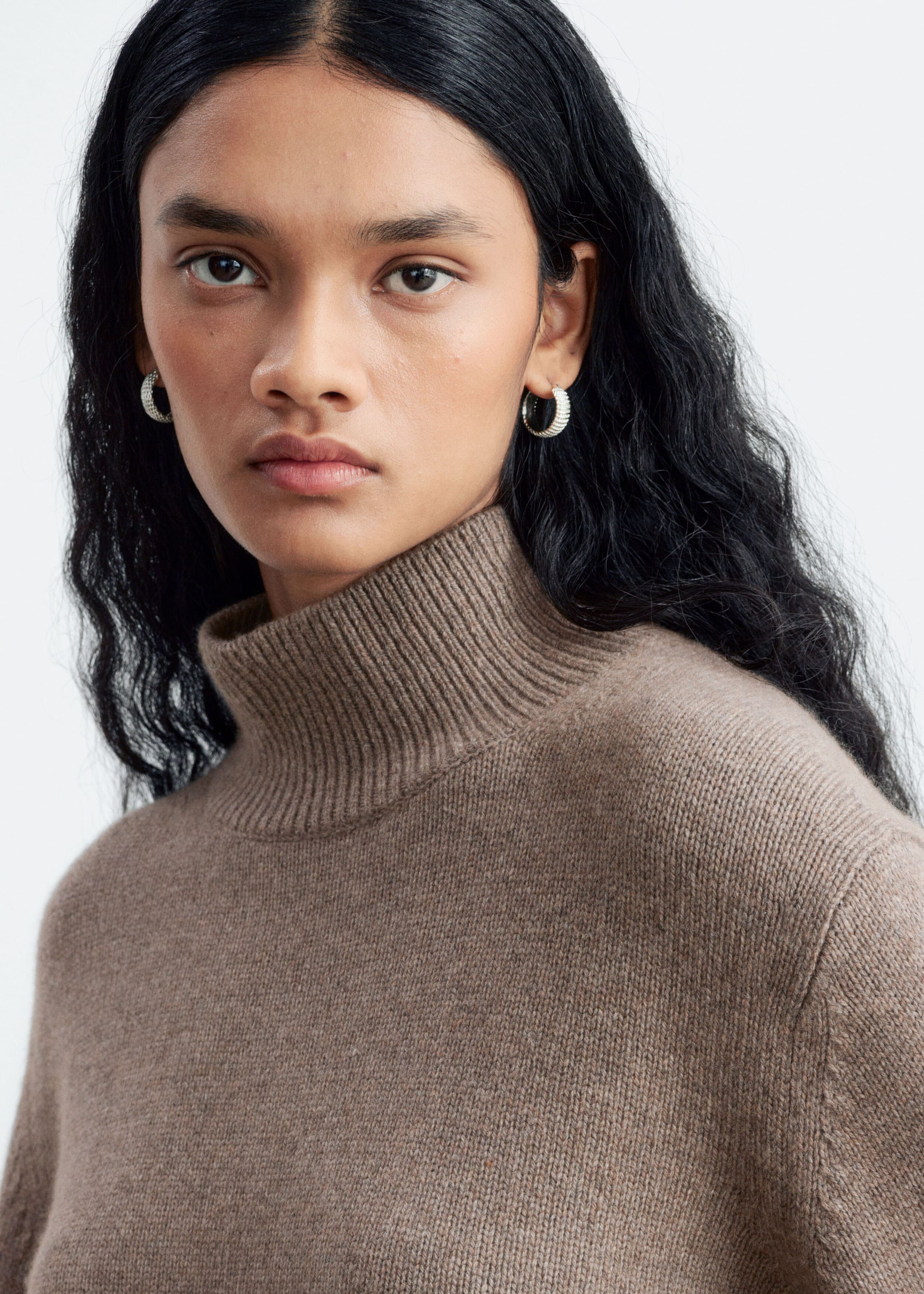 Woll-Kaschmirpullover mit Stehkragen - Dunkles Graubraun - Lookbook