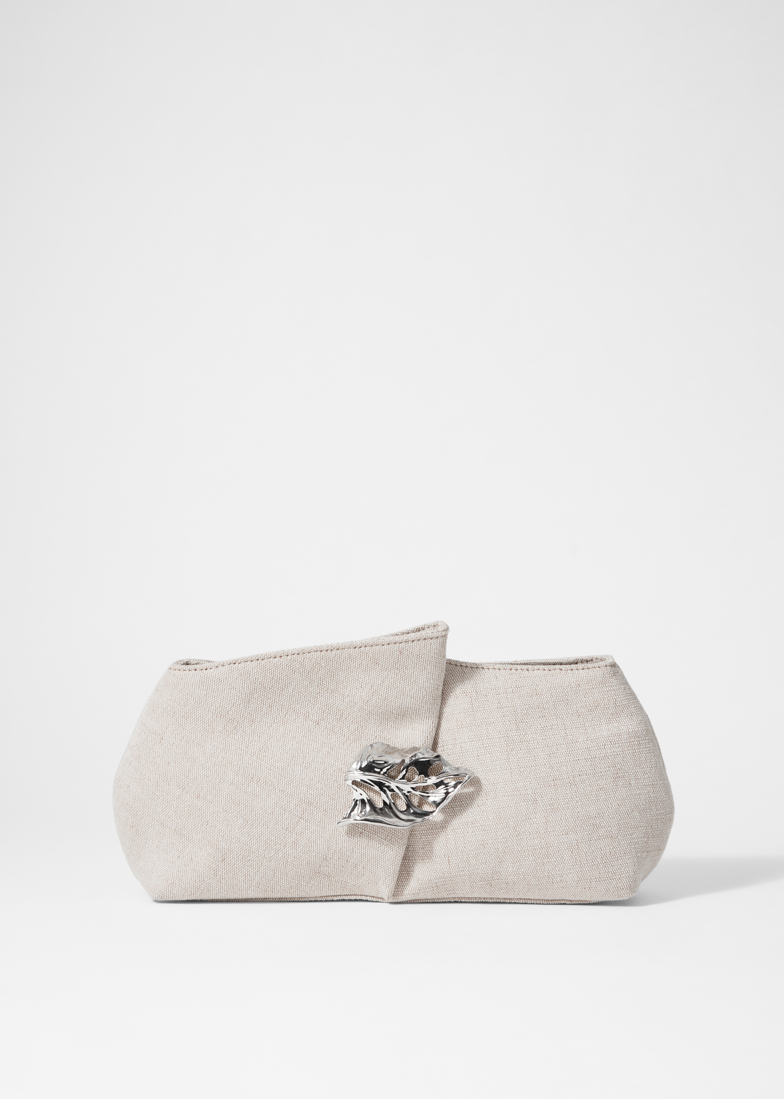 Клъч от платно с брошка-лист - Светло бежово