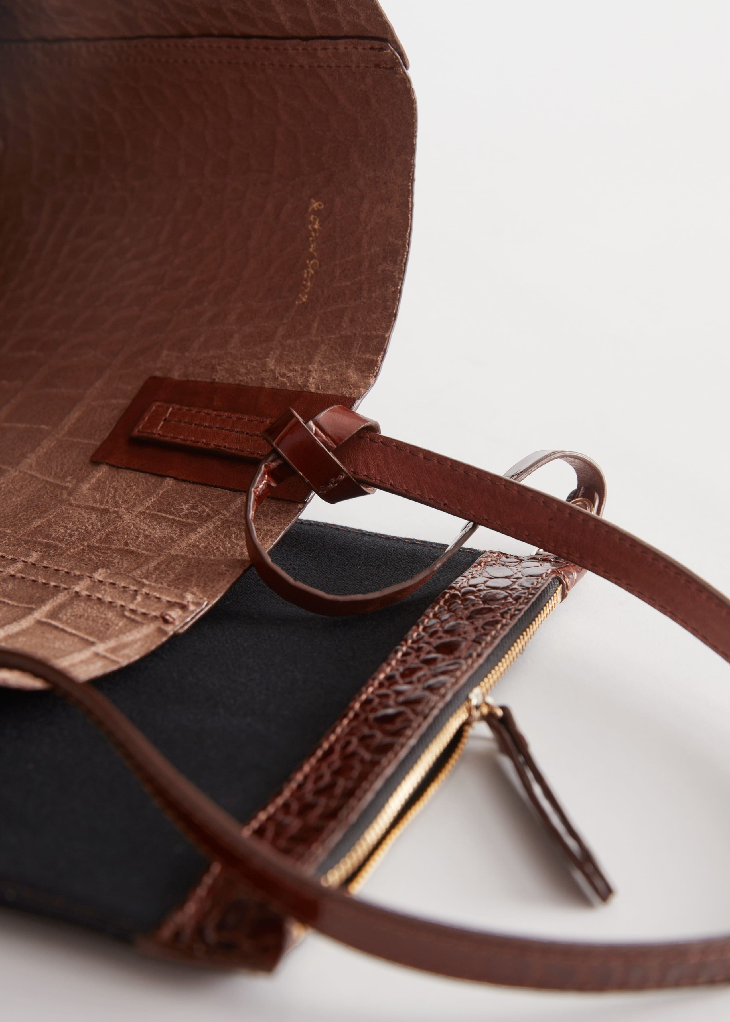 Leder-Tragetasche mit Krokoprägung - {{variantName}} - Beschreibendes Detail