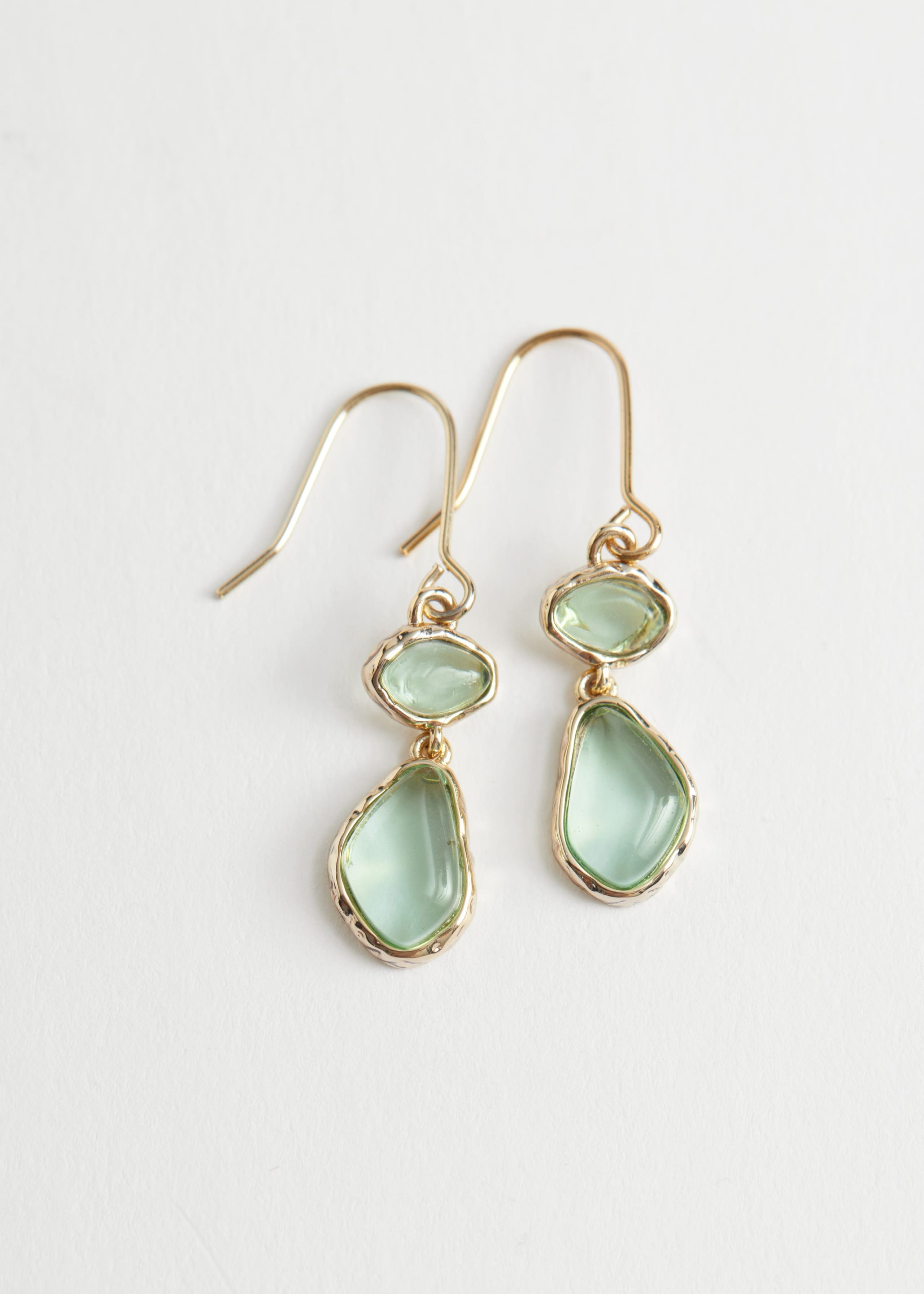 Ohrhänger mit Steinanhängern - Grüne Ziersteine - Stillleben