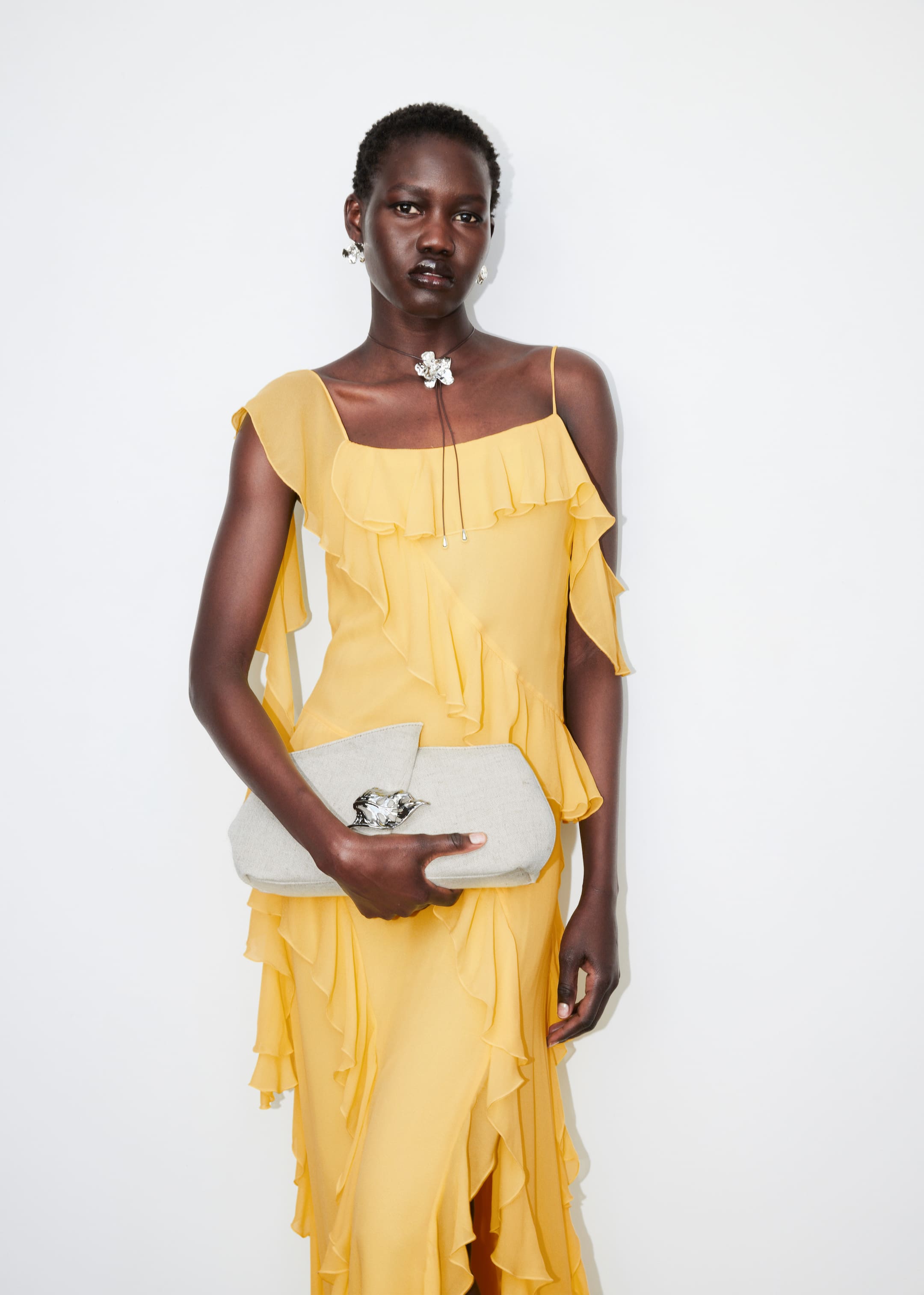 Visa större bild: Clutch i canvas med lövformad brosch - Ljusbeige - DAM | H&M SE 1