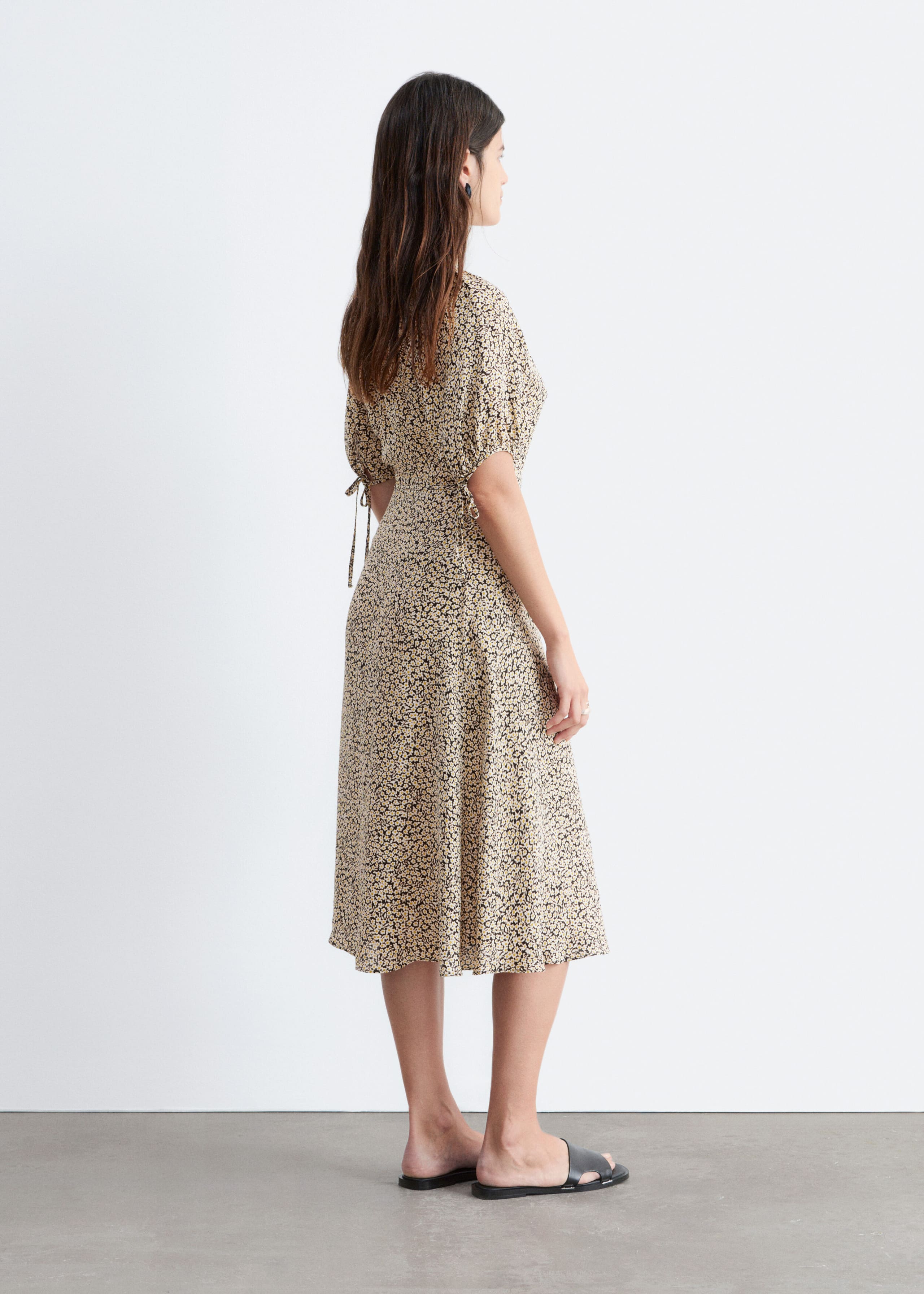 Sukienka midi z wiązaniem w talii – Niebieski/Kwiaty – Lookbook