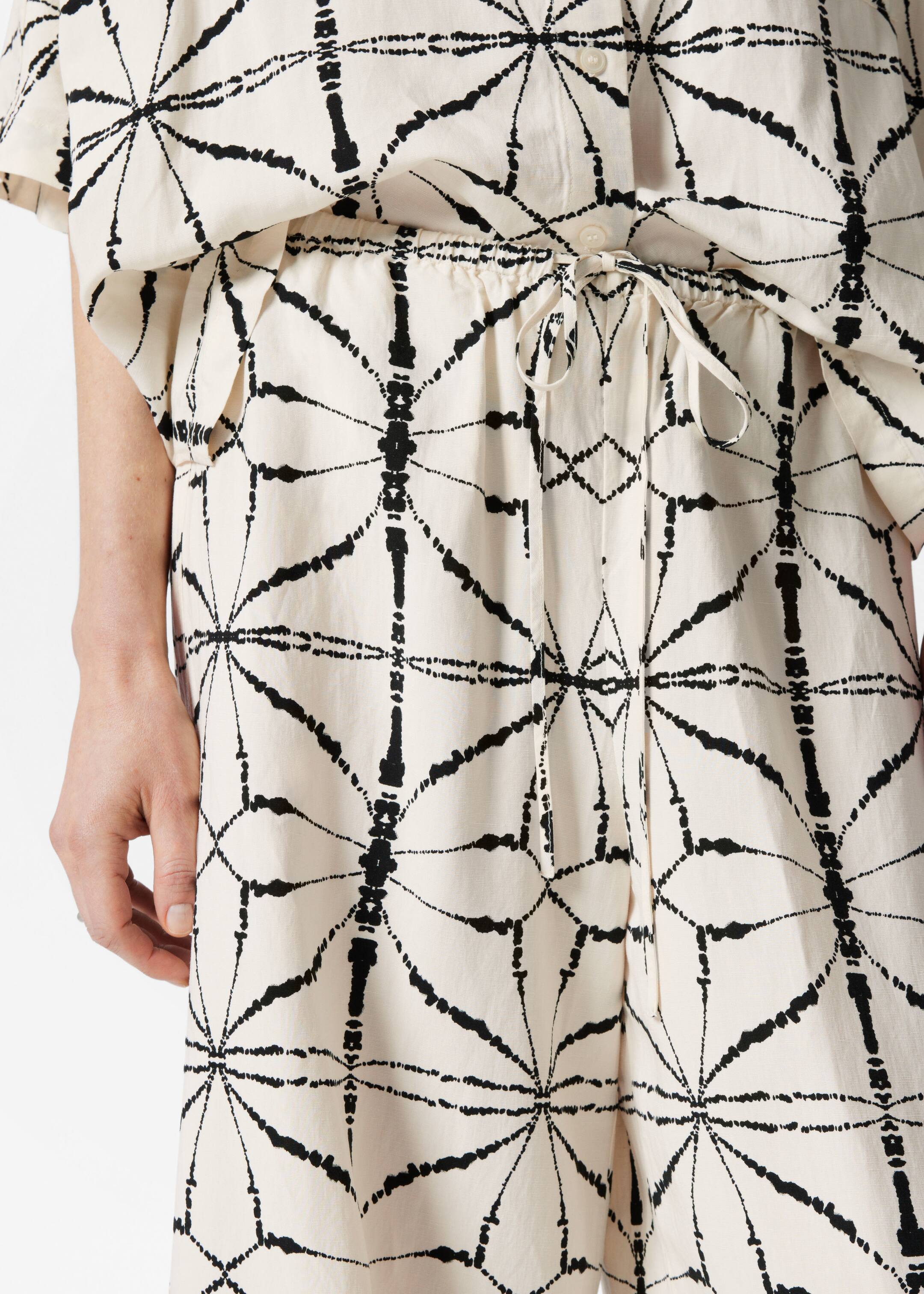 Visualizza immagine più grande: Pantaloni dalla vestibilità rilassata con coulisse - Bianco/Motivo nero - DONNA | H&M IT 4