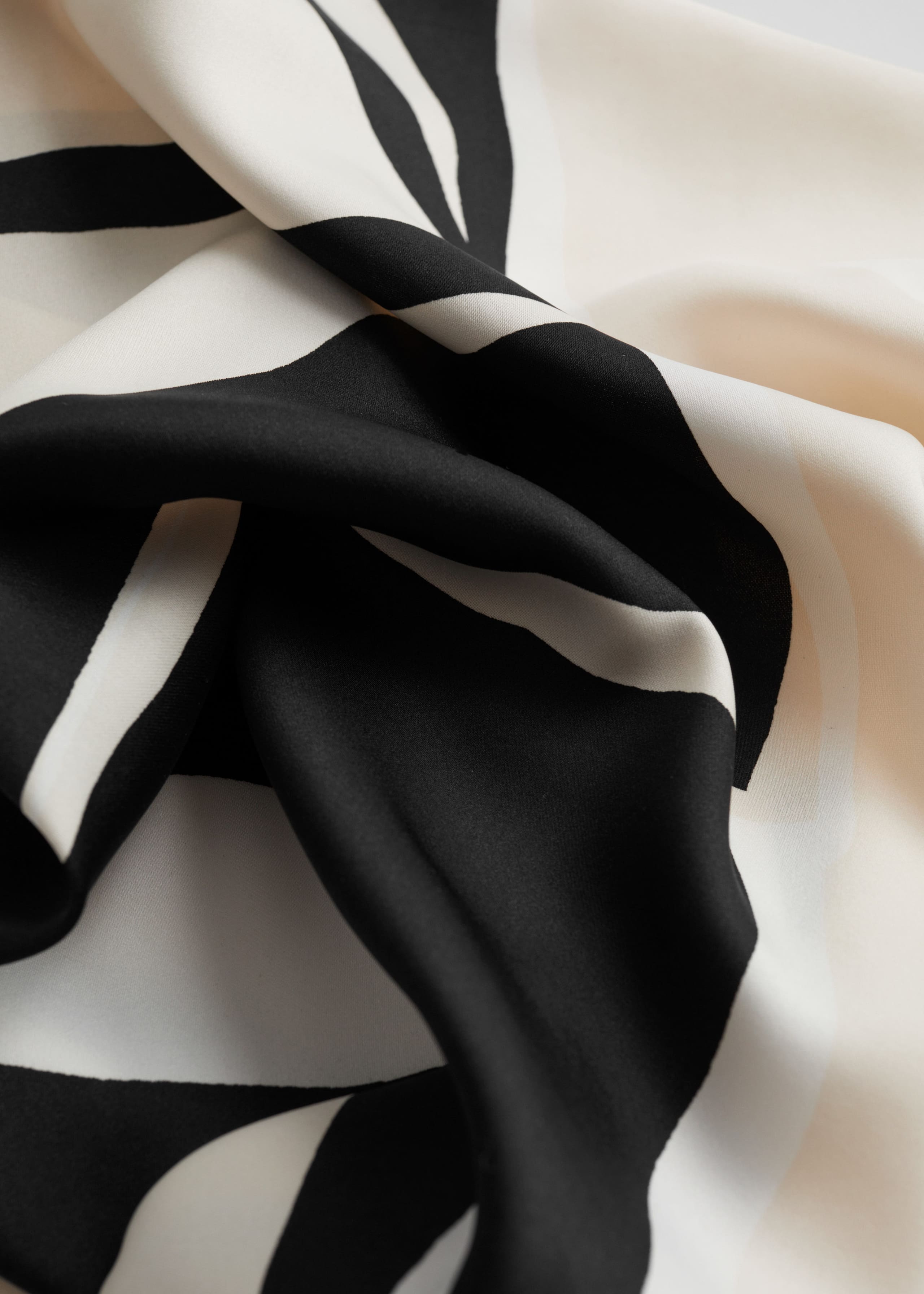 Kwadratowa apaszka z nadrukiem – {{variantName}} – Szczegół