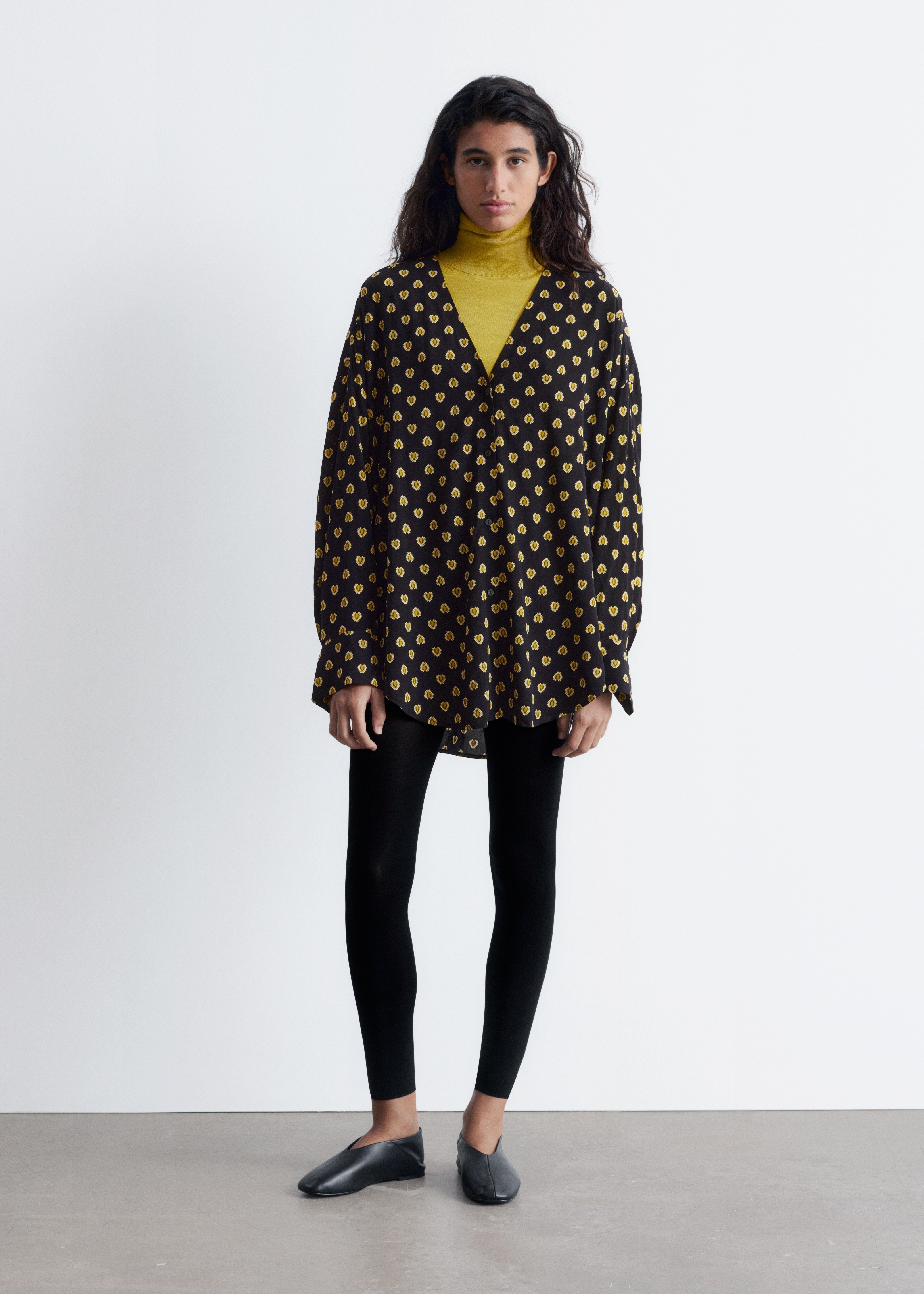 Μπλούζα με V-Λαιμόκοψη και Oversized Τύπωμα - Μαύρο/Κίτρινο Μοτίβο