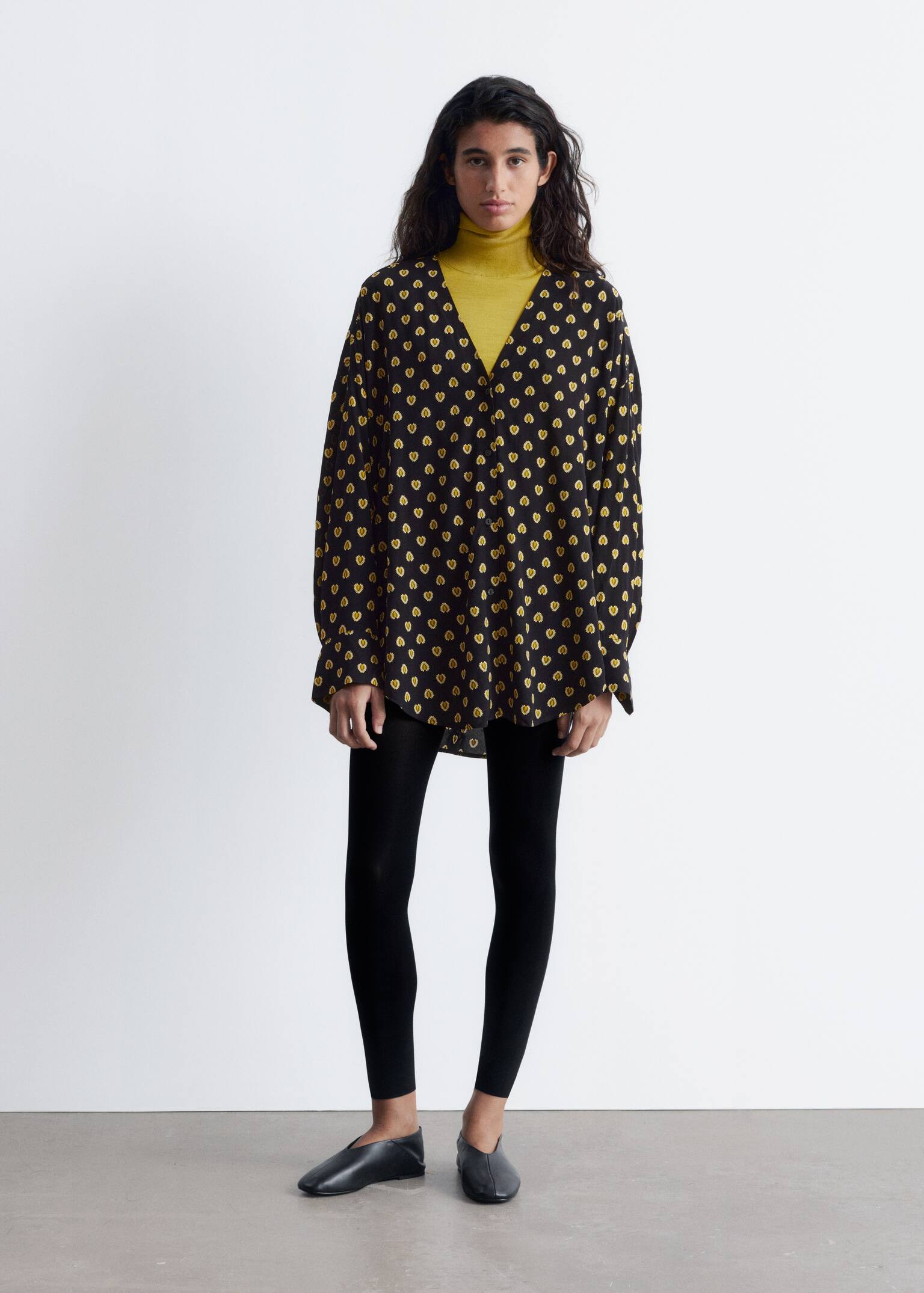 Oversize nyomott V-nyakú blúz - Fekete/sárga mintás