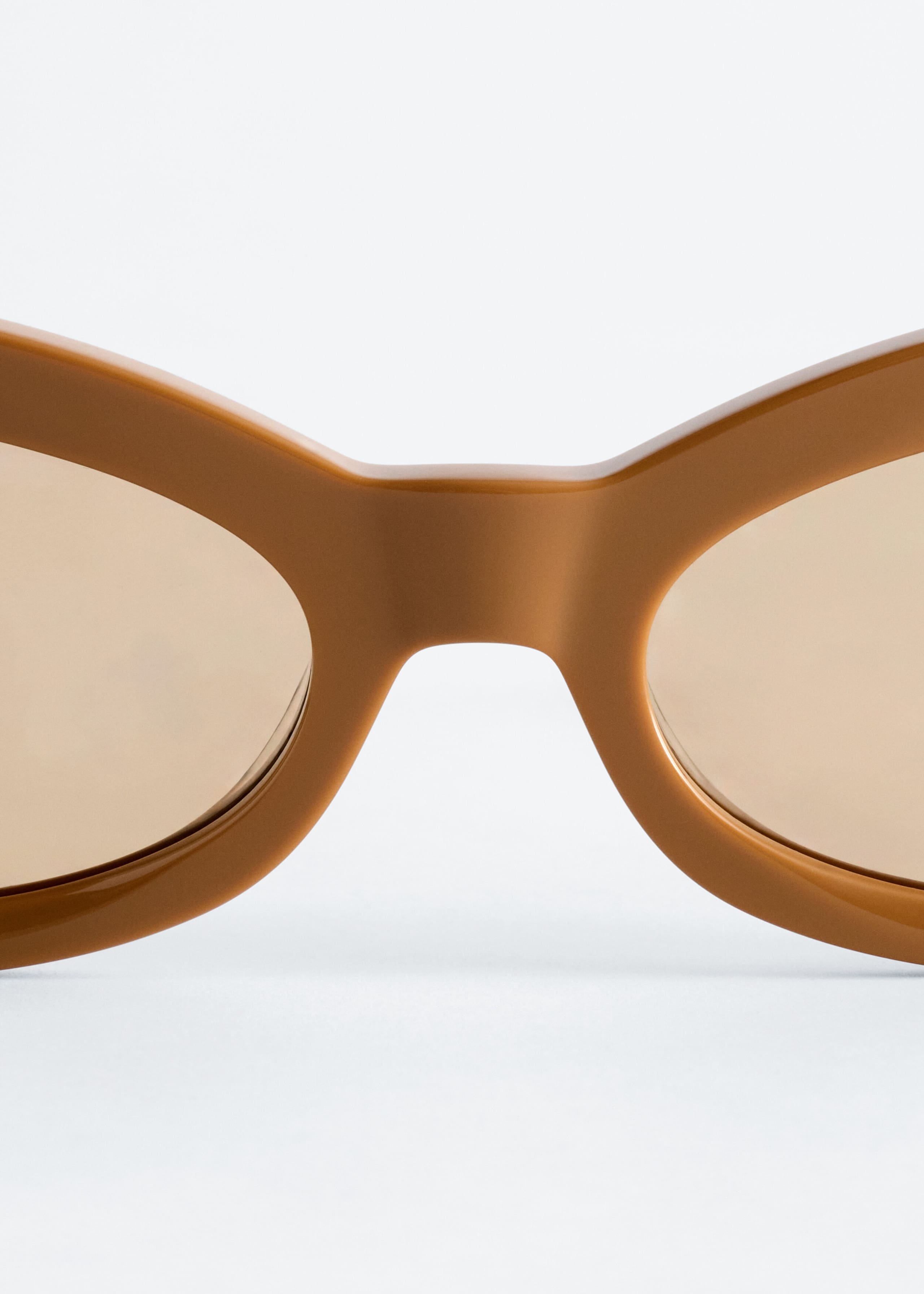 Ovale Cat-Eye-Sonnenbrille - {{variantName}} - Beschreibendes Detail