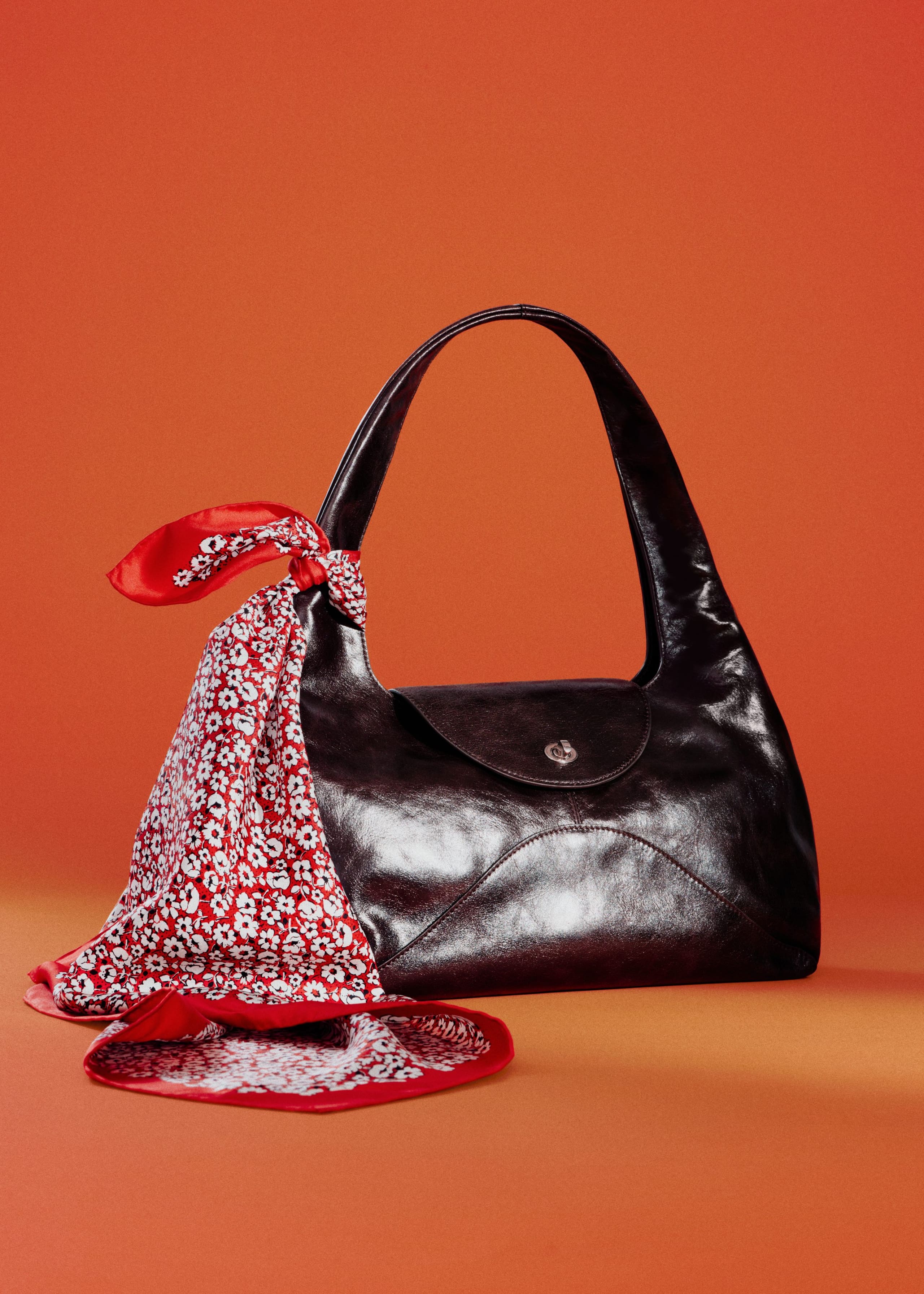 Image of Bolso de hombro curvado