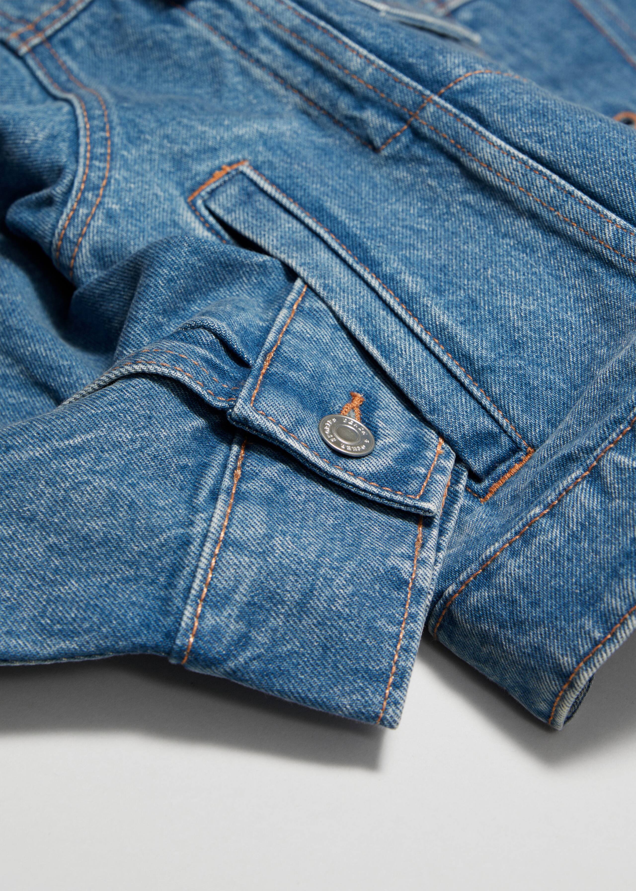 Kastenförmige Jeansjacke - {{variantName}} - Beschreibendes Detail